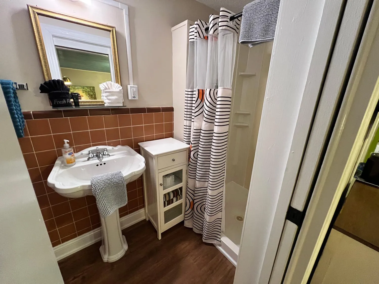 Bathroom in Sherwood Court Cottages & Guest Rooms