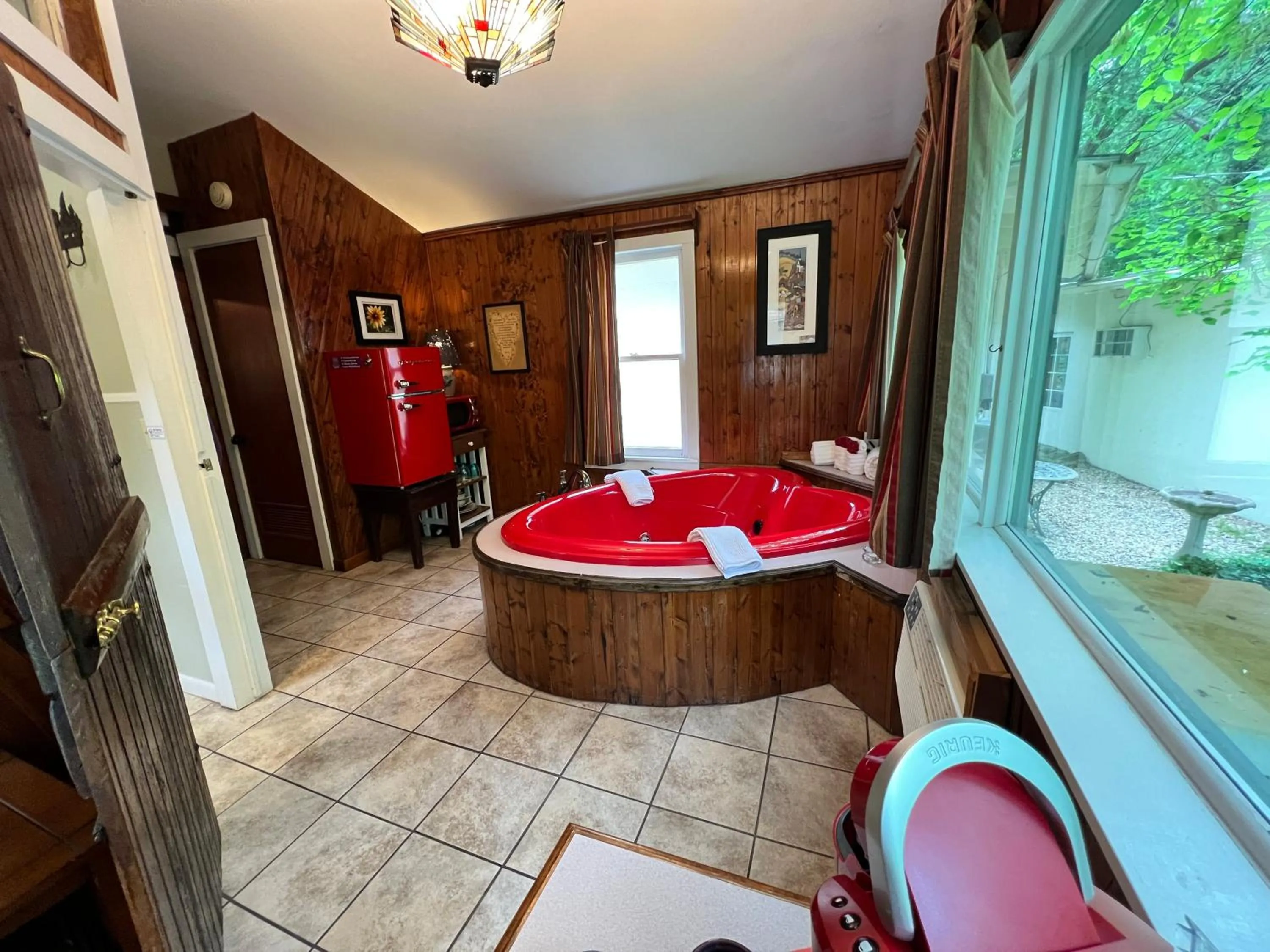 Hot Tub in Sherwood Court Cottages & Guest Rooms