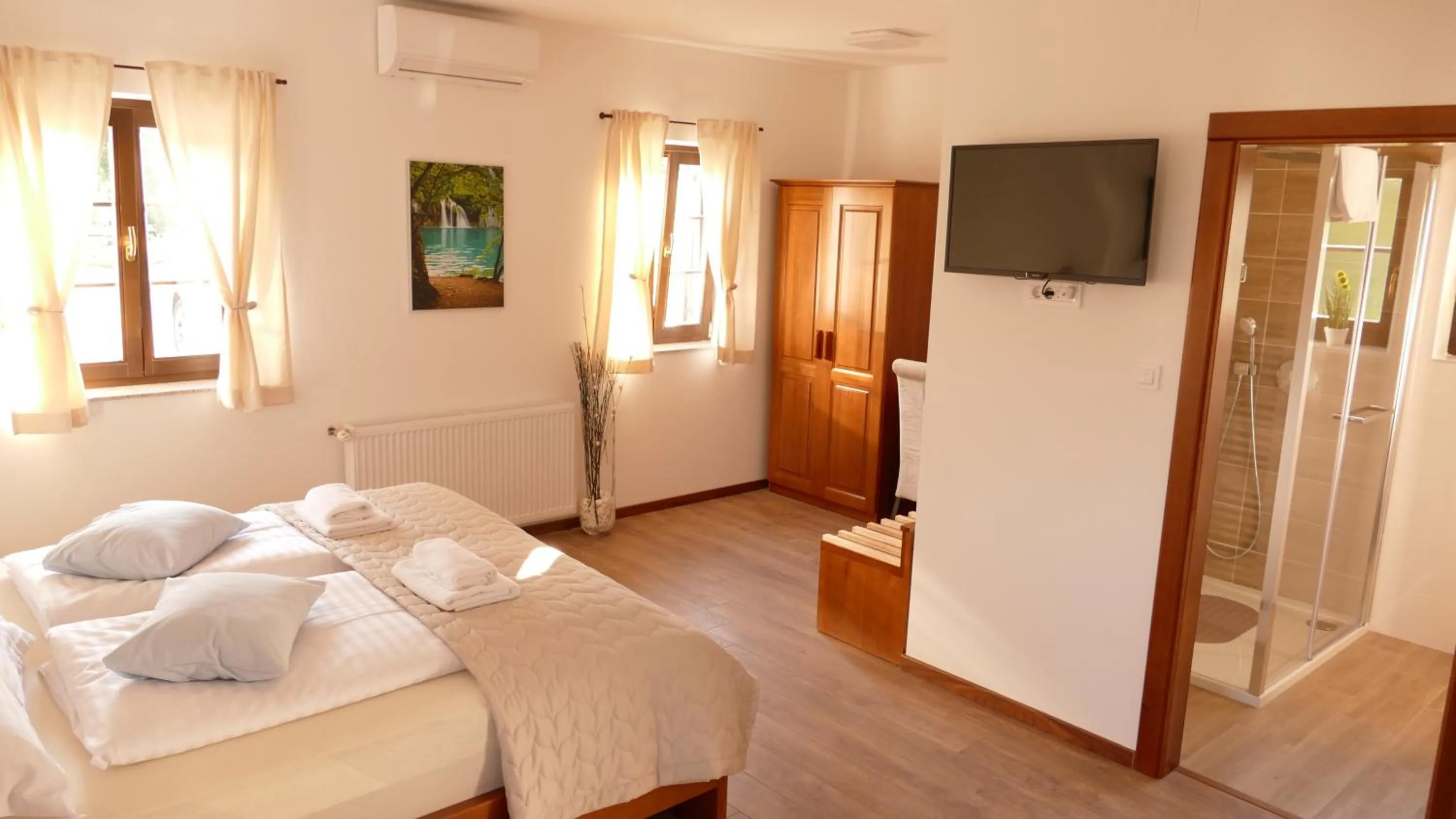 TV and multimedia, Bed in B&B Plitvice Lakes Villa Mija