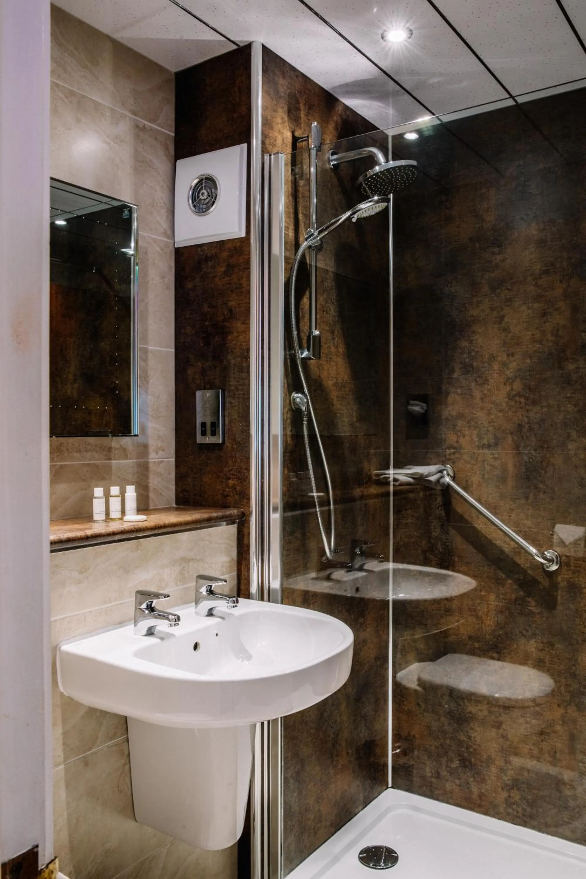 Shower in The Crooklands, BW Signature Collection