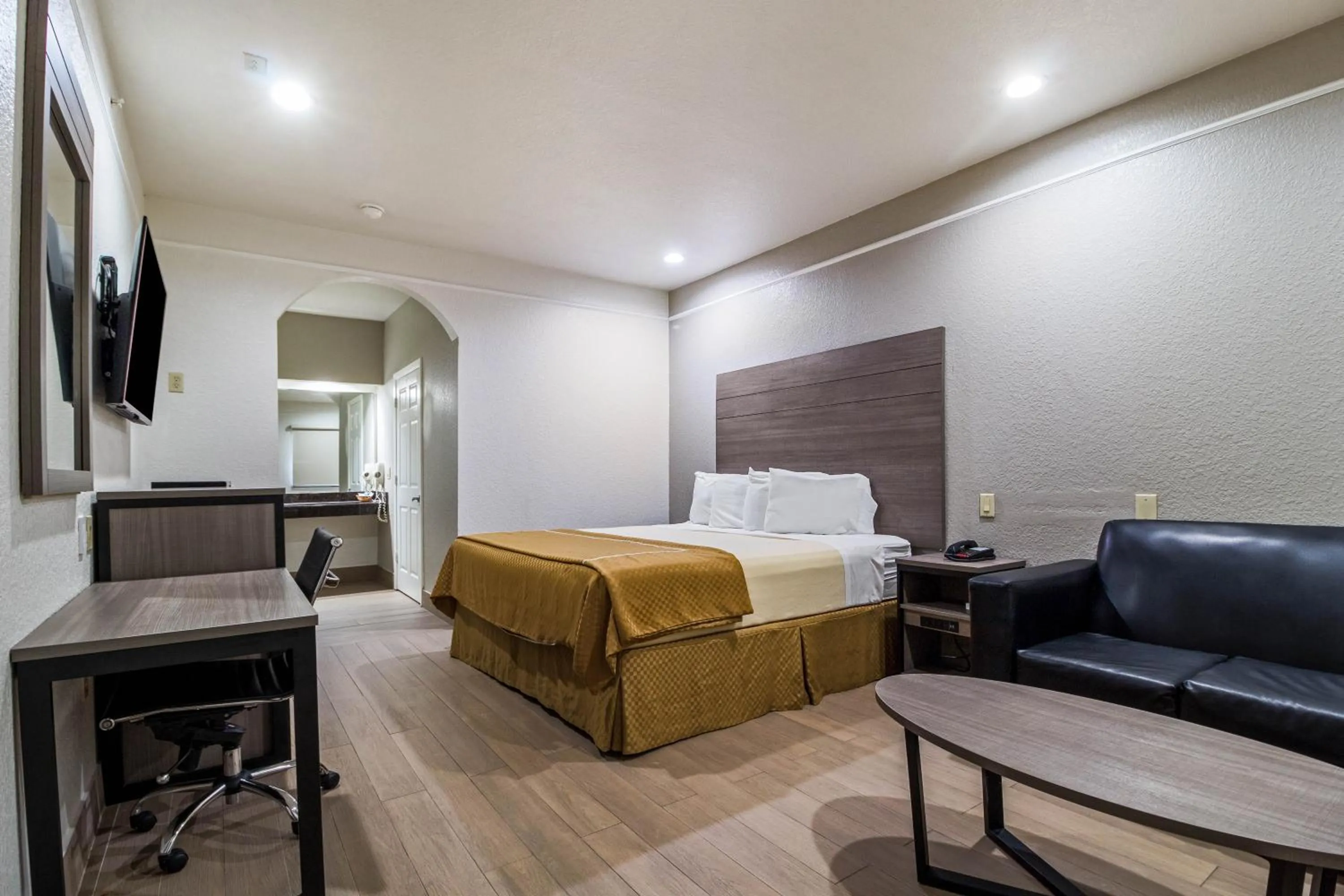 Bedroom, Bed in Scottish Inn and Suites Baytown Tx