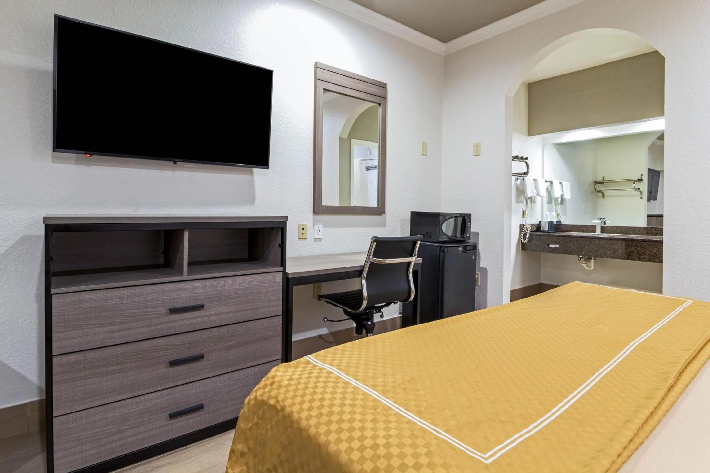 Bedroom, Bed in Scottish Inn and Suites Baytown Tx