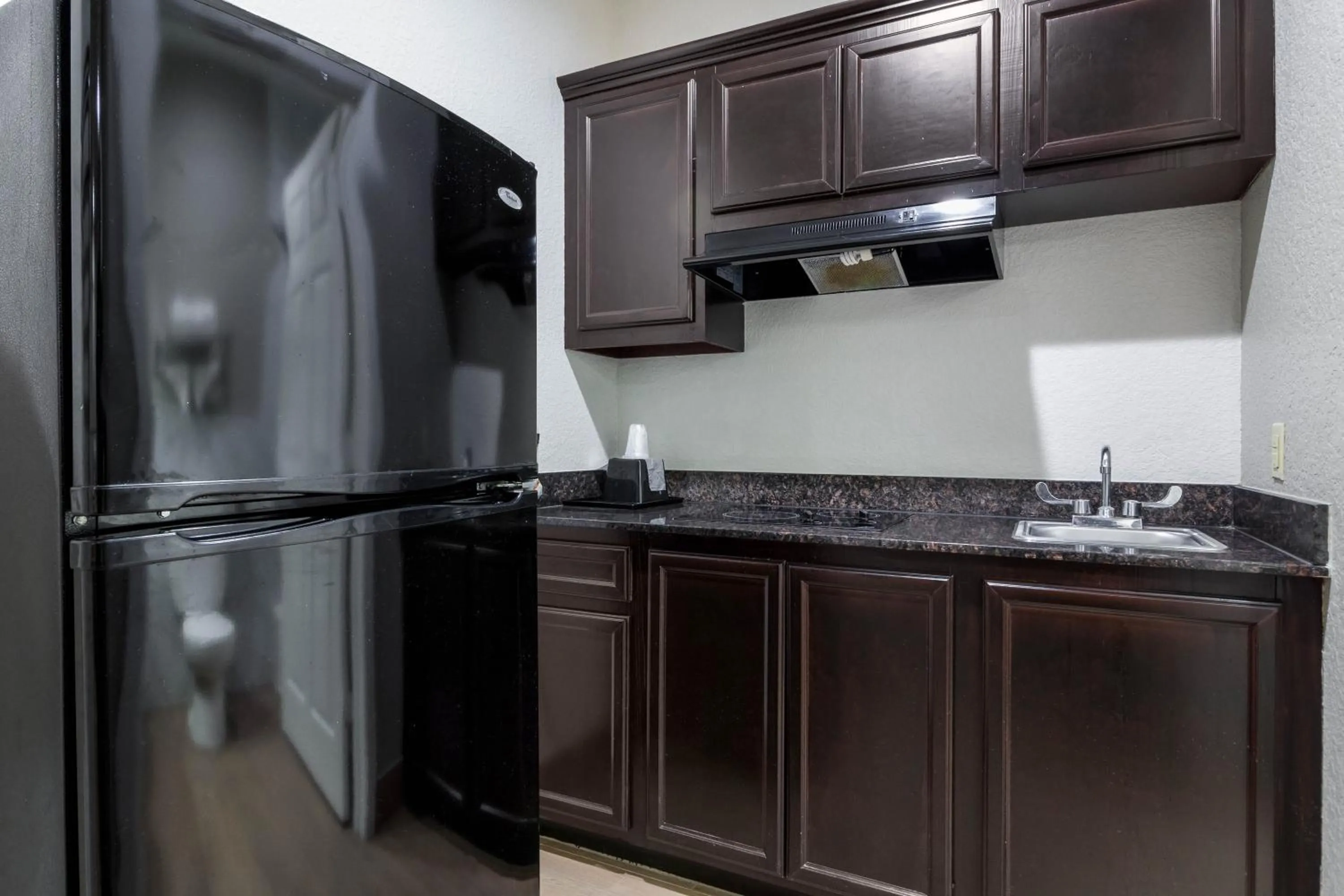 Kitchen or kitchenette in Scottish Inn and Suites Baytown Tx