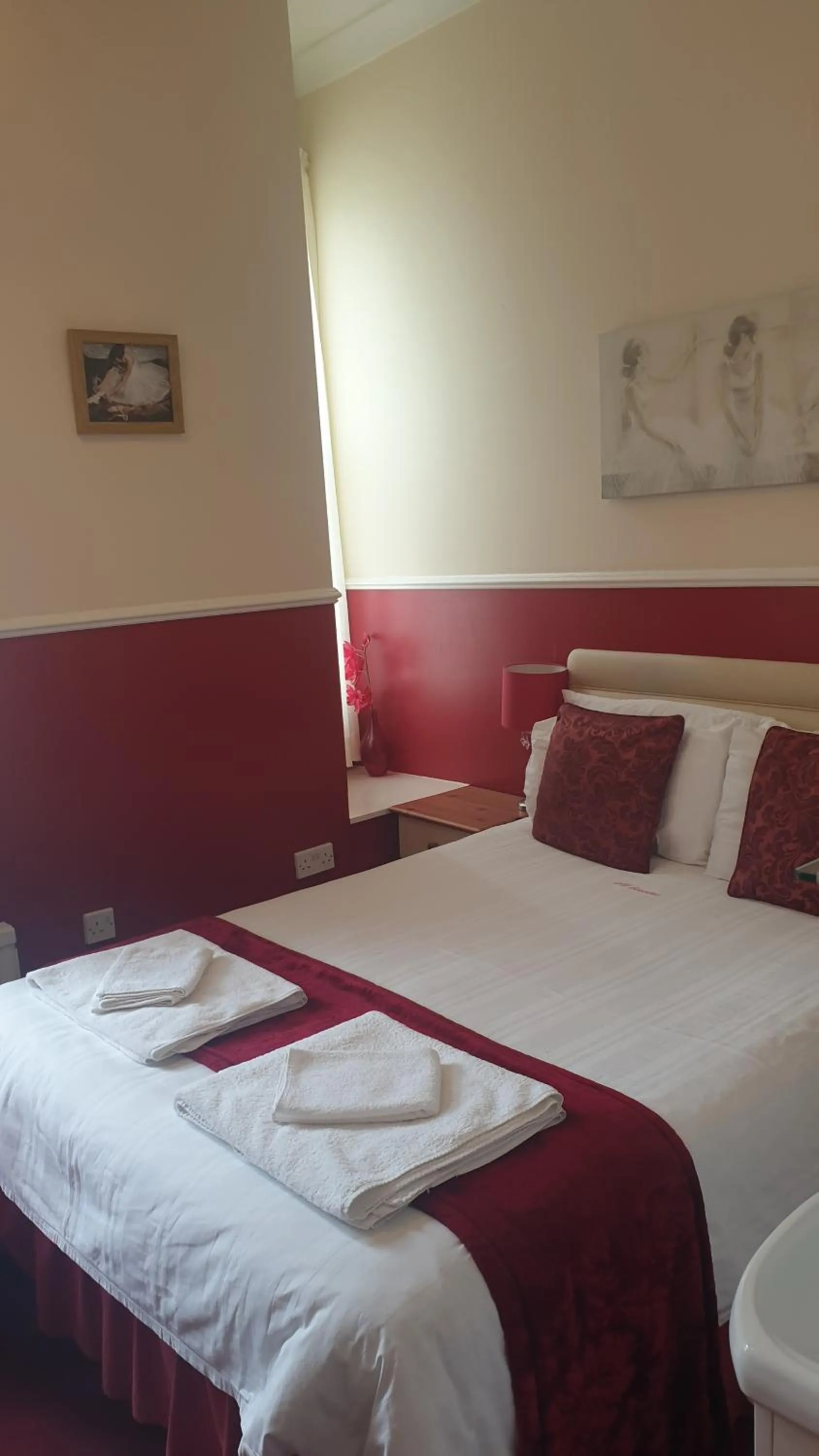 towels, Bed in All Seasons Guest House