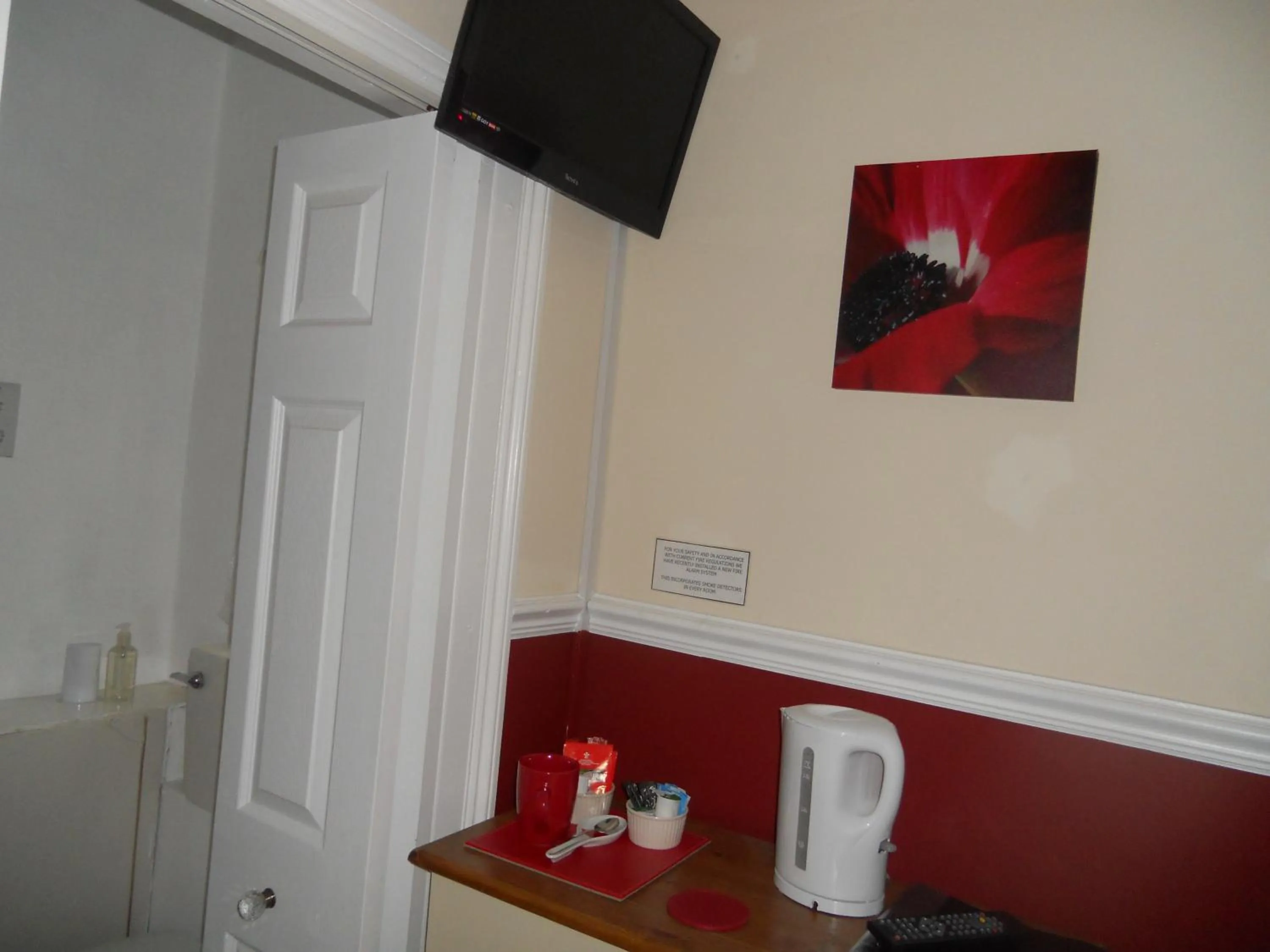 TV and multimedia in All Seasons Guest House