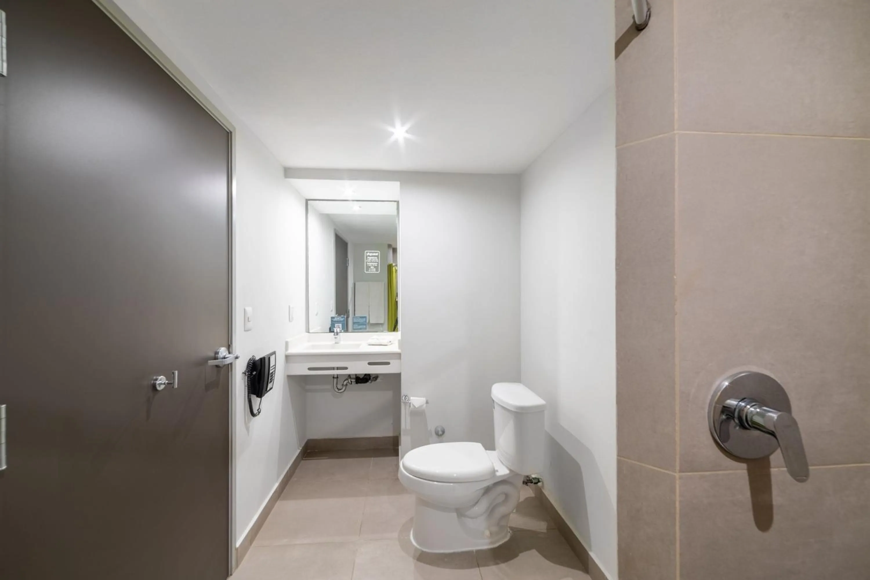 Bathroom in City Express Junior by Marriott Toluca Aeropuerto
