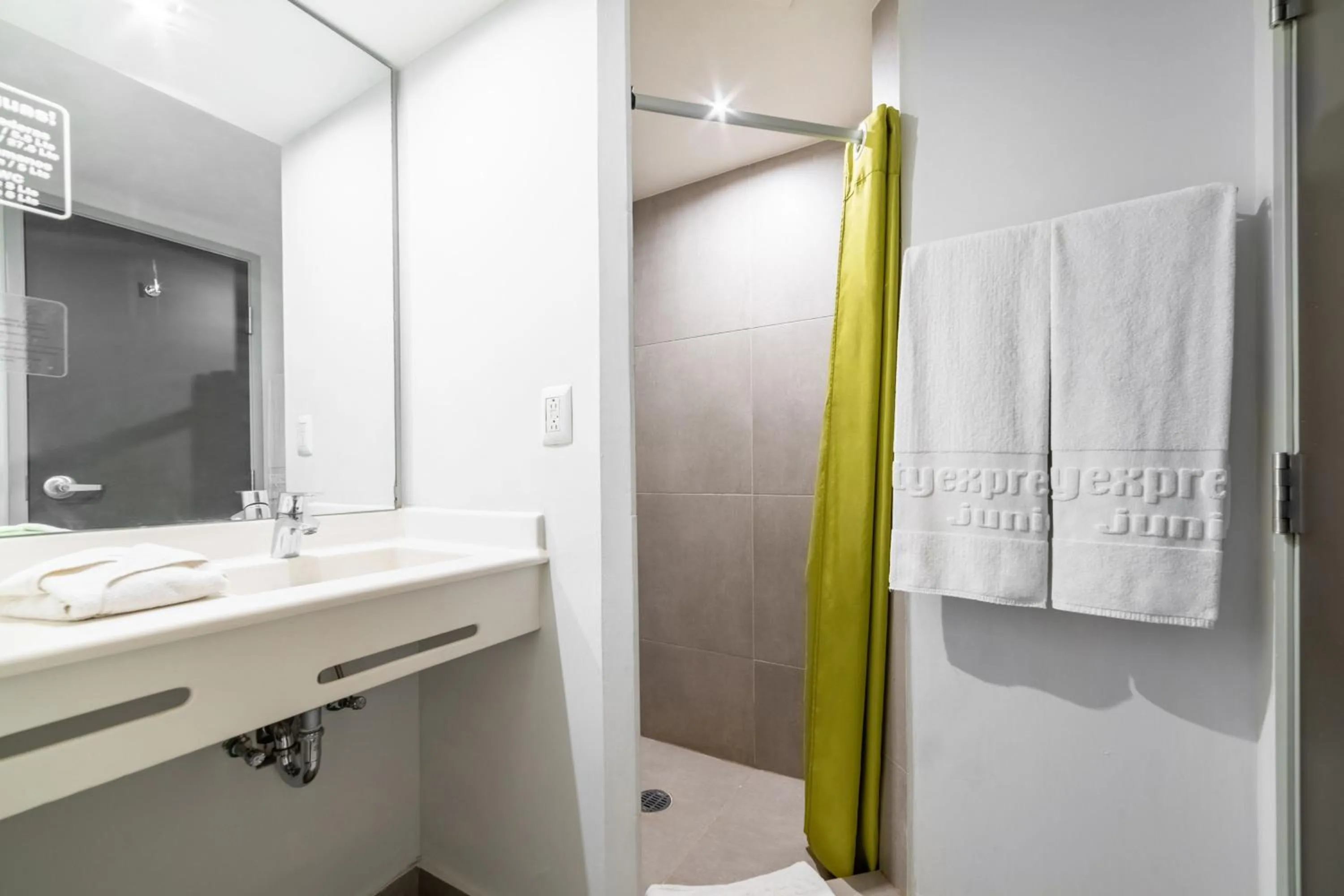 Bathroom in City Express Junior by Marriott Toluca Aeropuerto