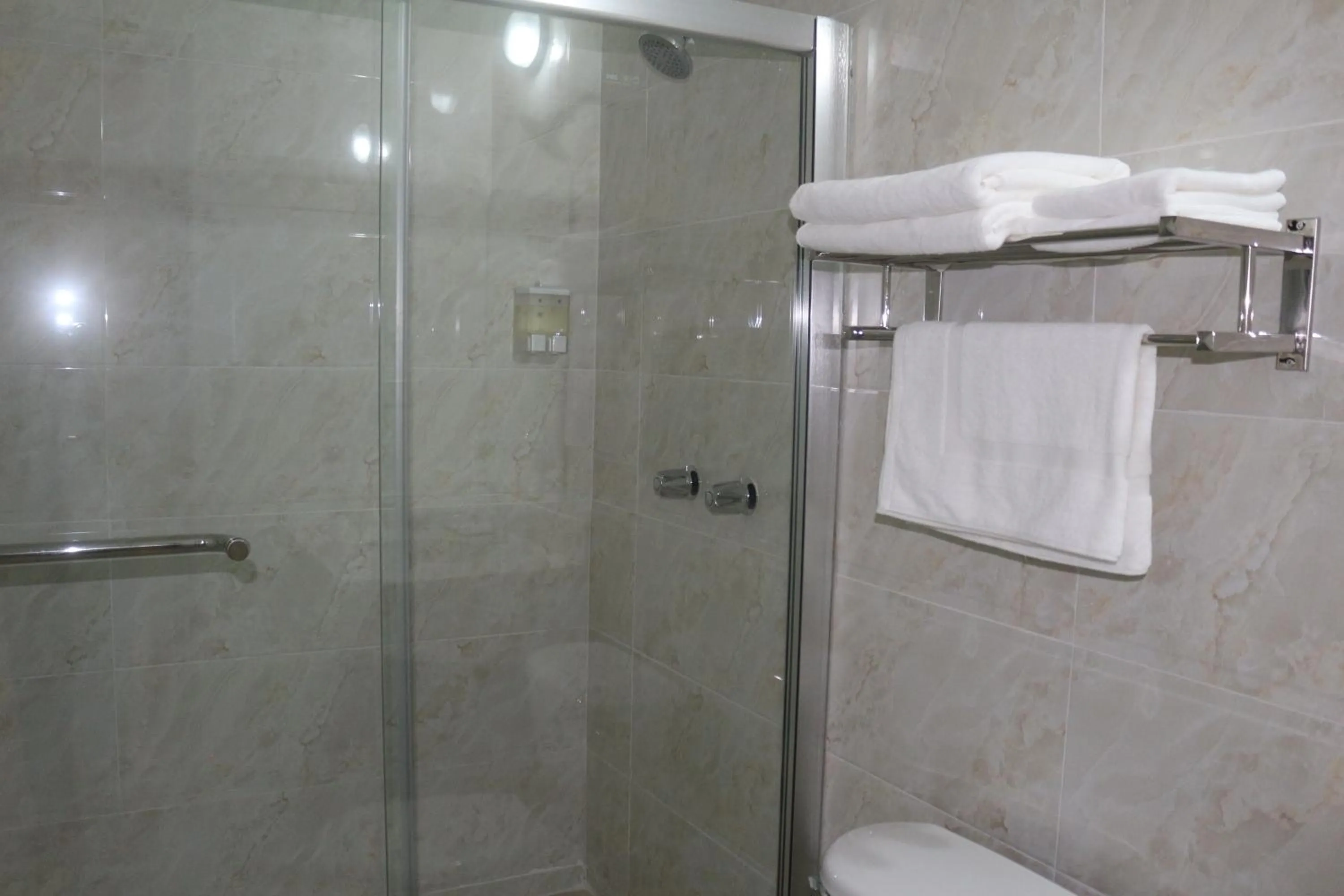 Shower in Hotel F Sur Inn