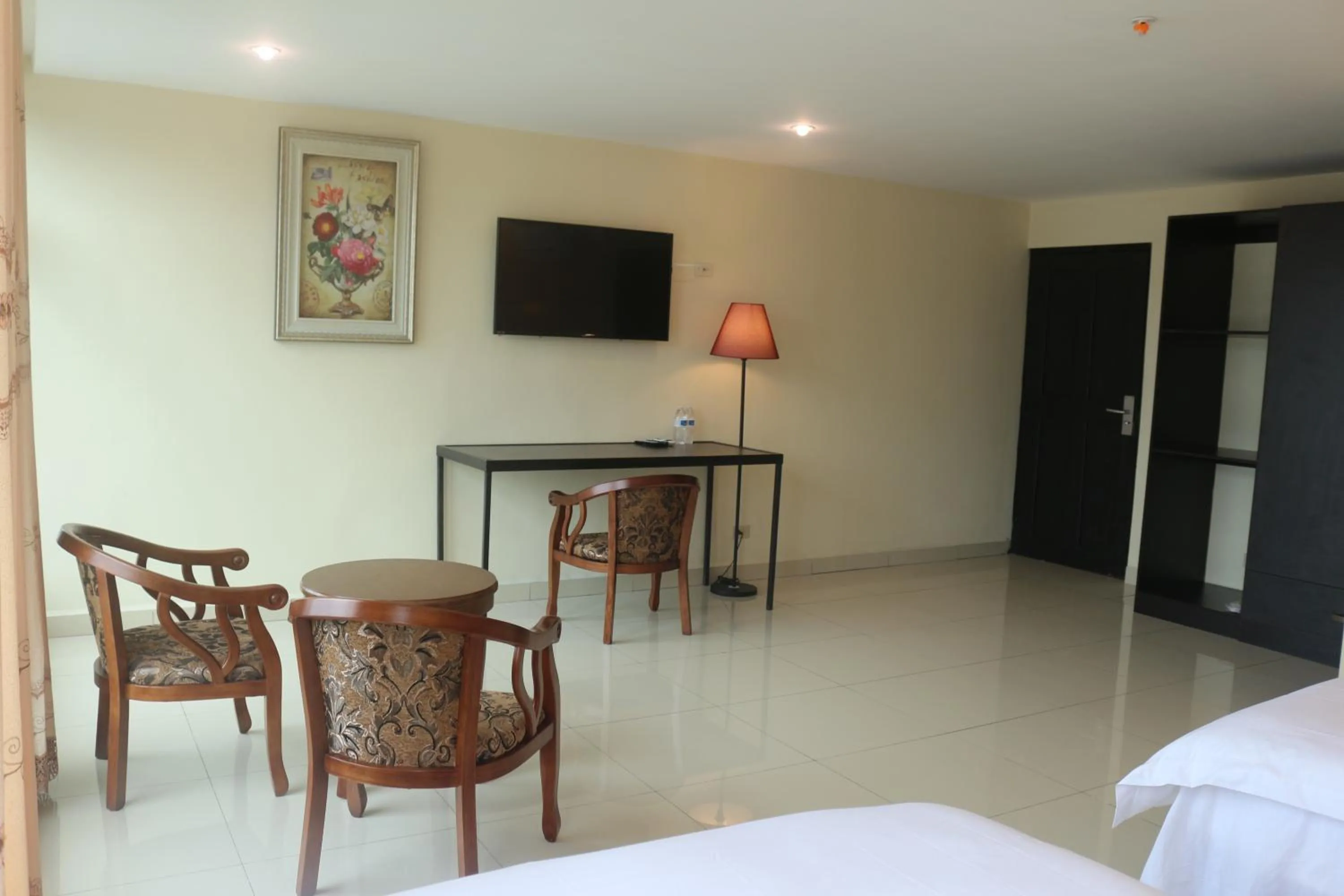 Communal lounge/ TV room, Bed in Hotel F Sur Inn