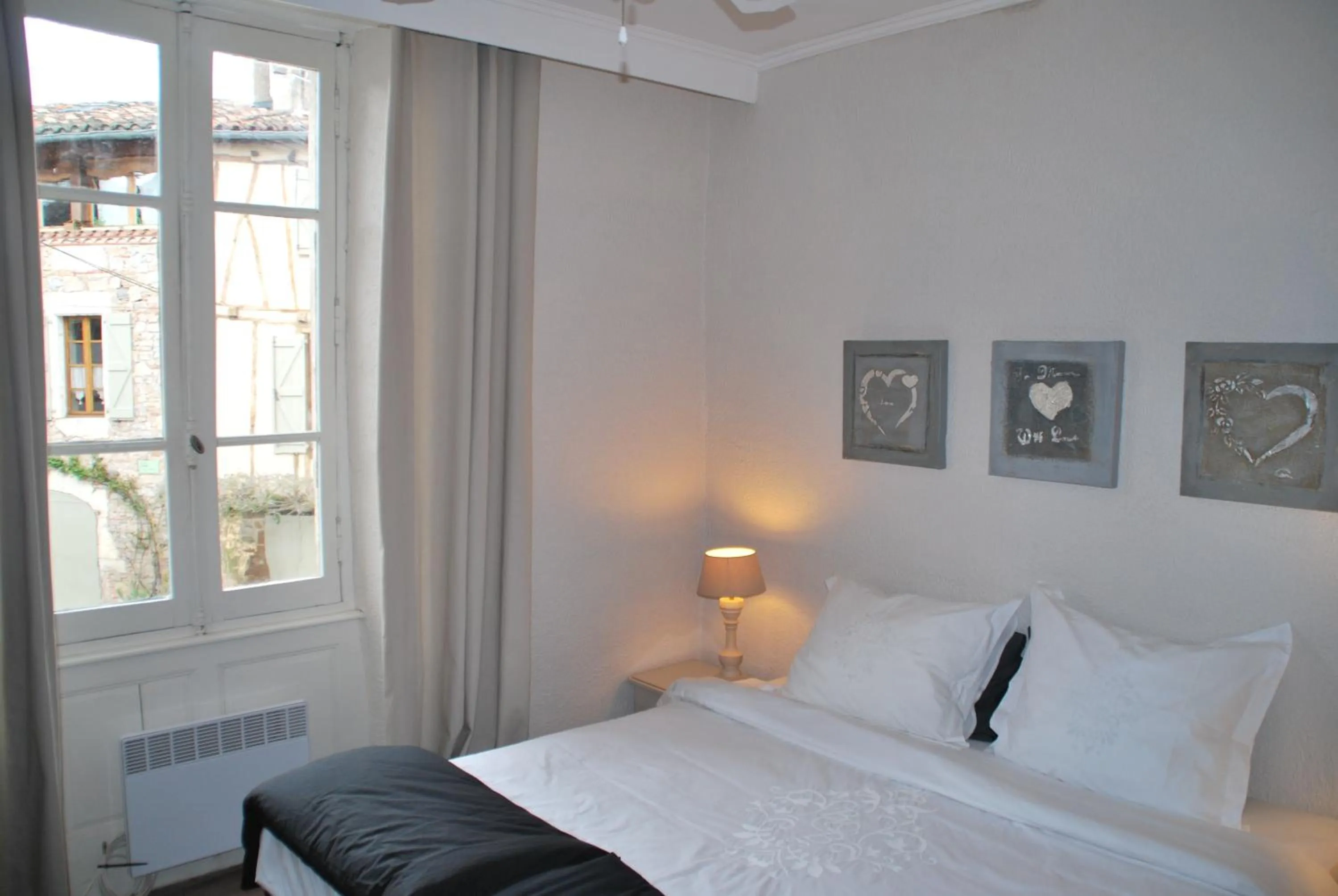 Photo of the whole room, Bed in La Maison au Puits