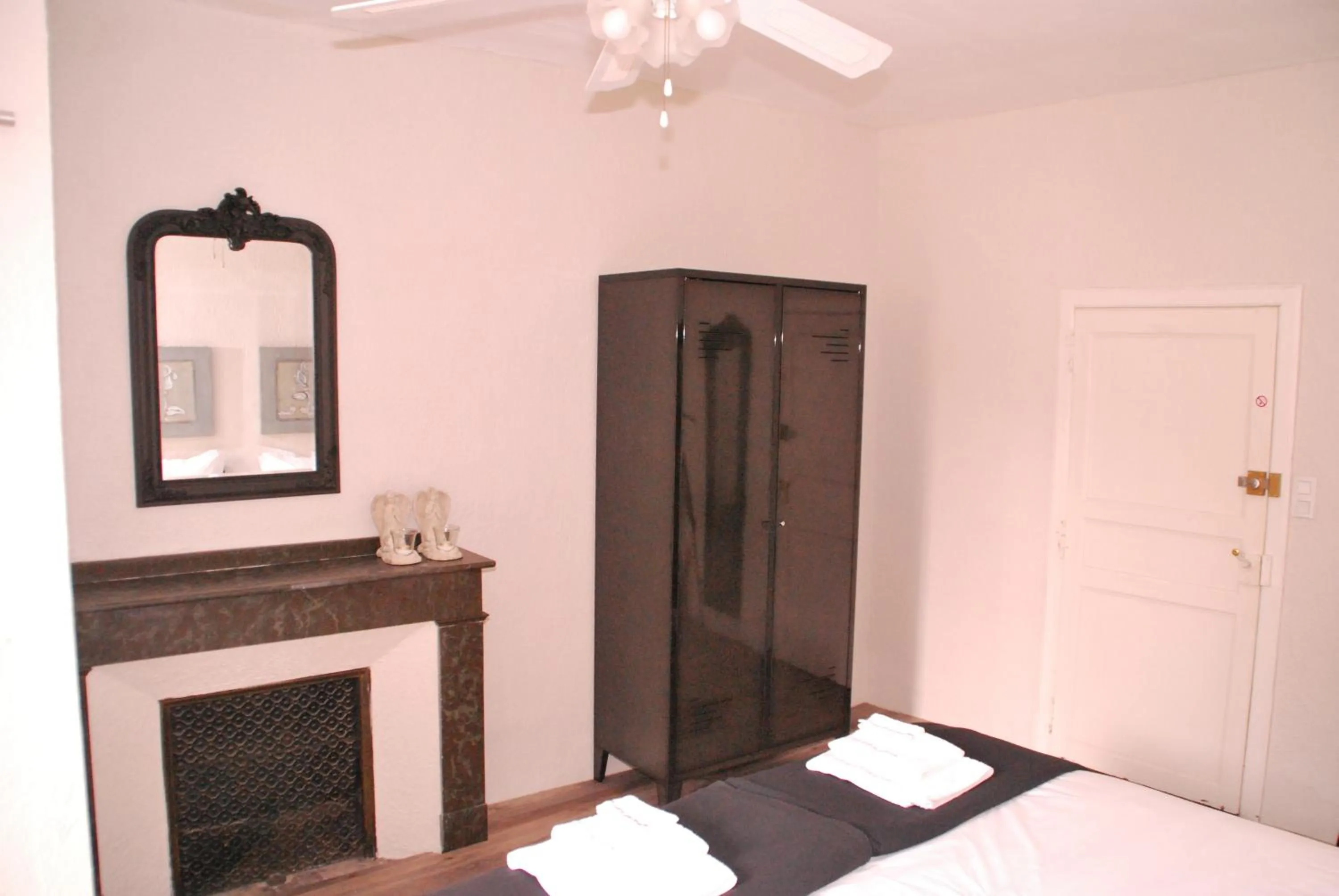 Decorative detail, Bed in La Maison au Puits