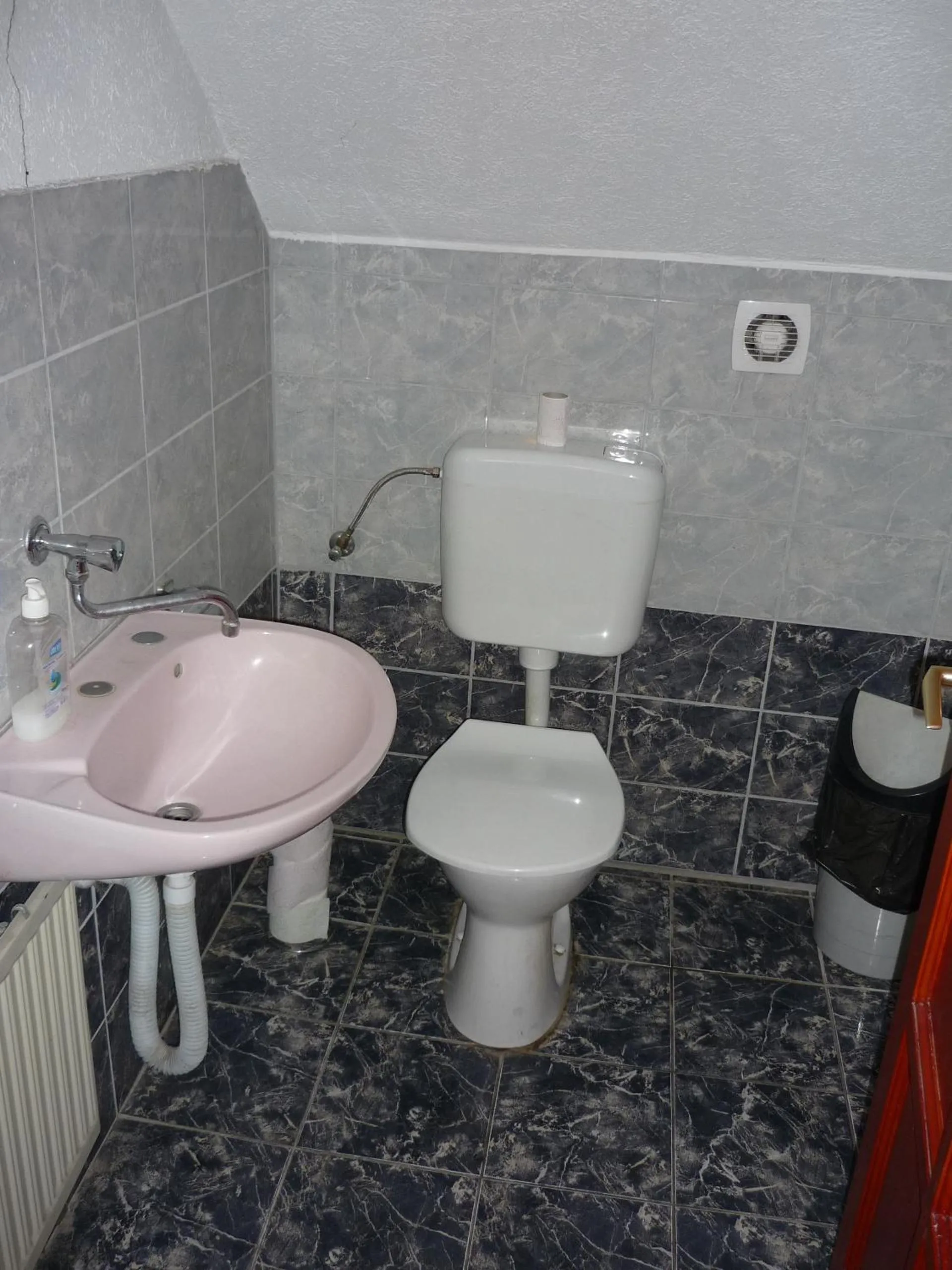 Toilet in Jáde Panzió