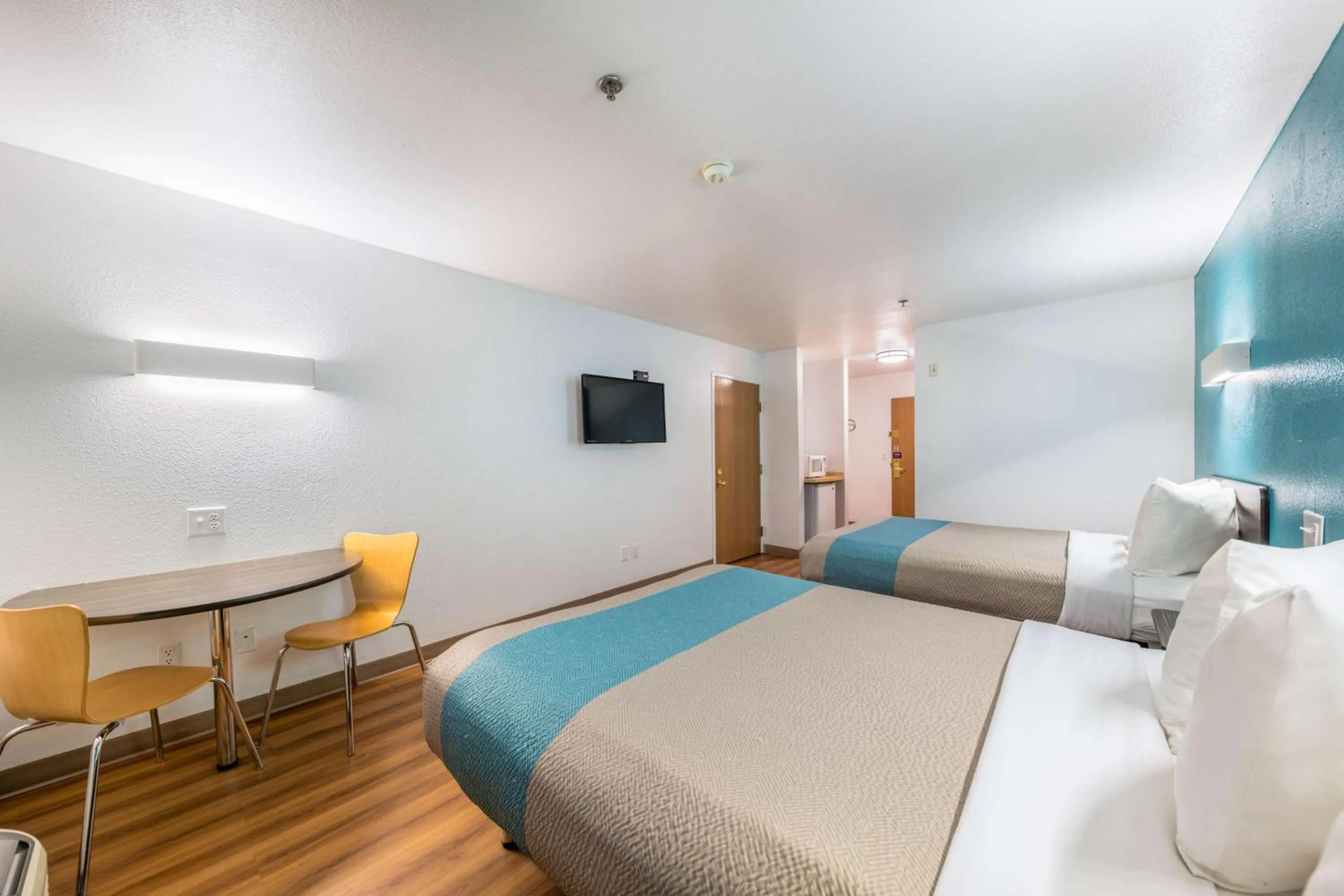 Photo of the whole room, Bed in Motel 6-Decatur, TX