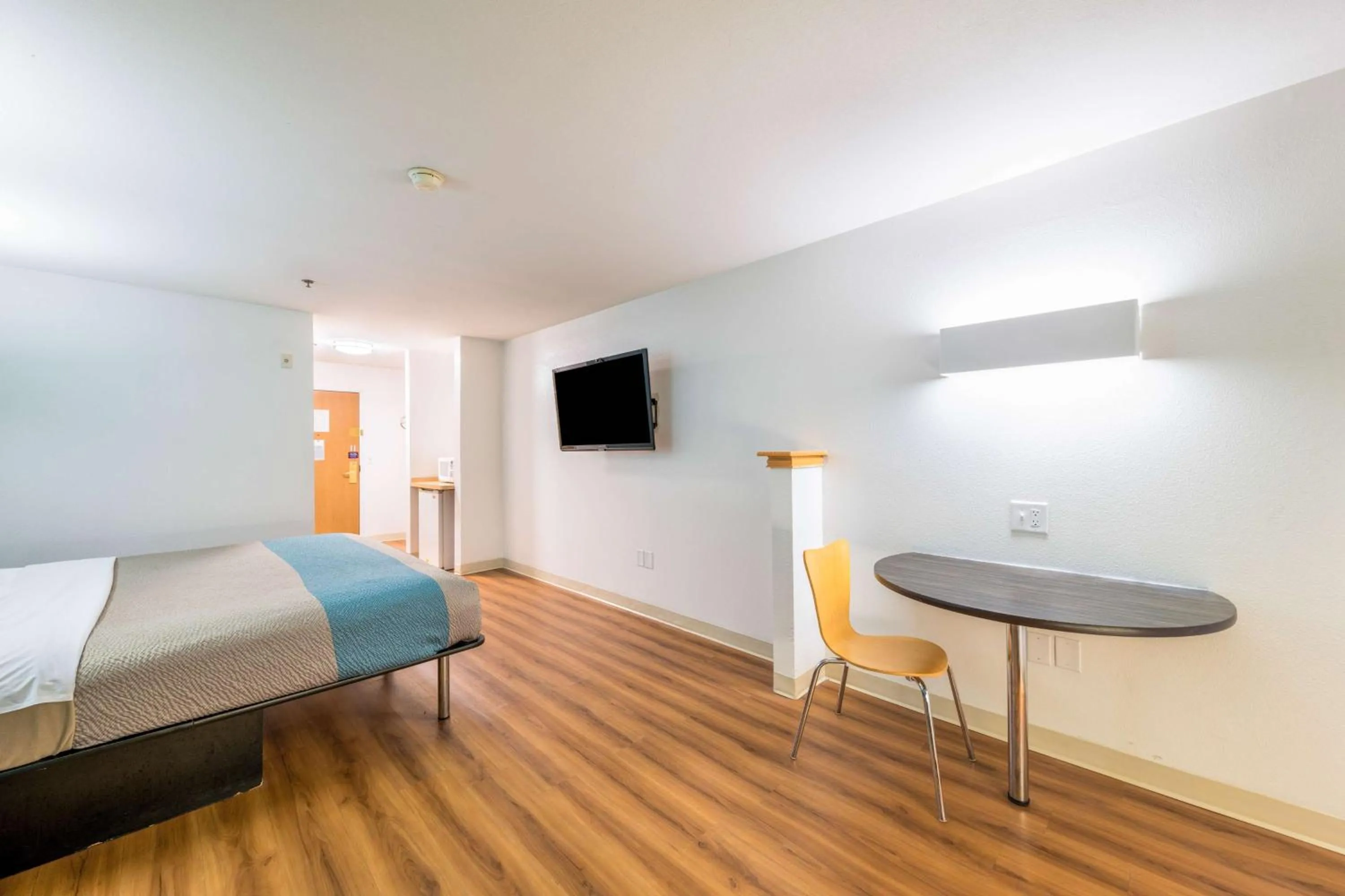 Photo of the whole room, Bed in Motel 6-Decatur, TX