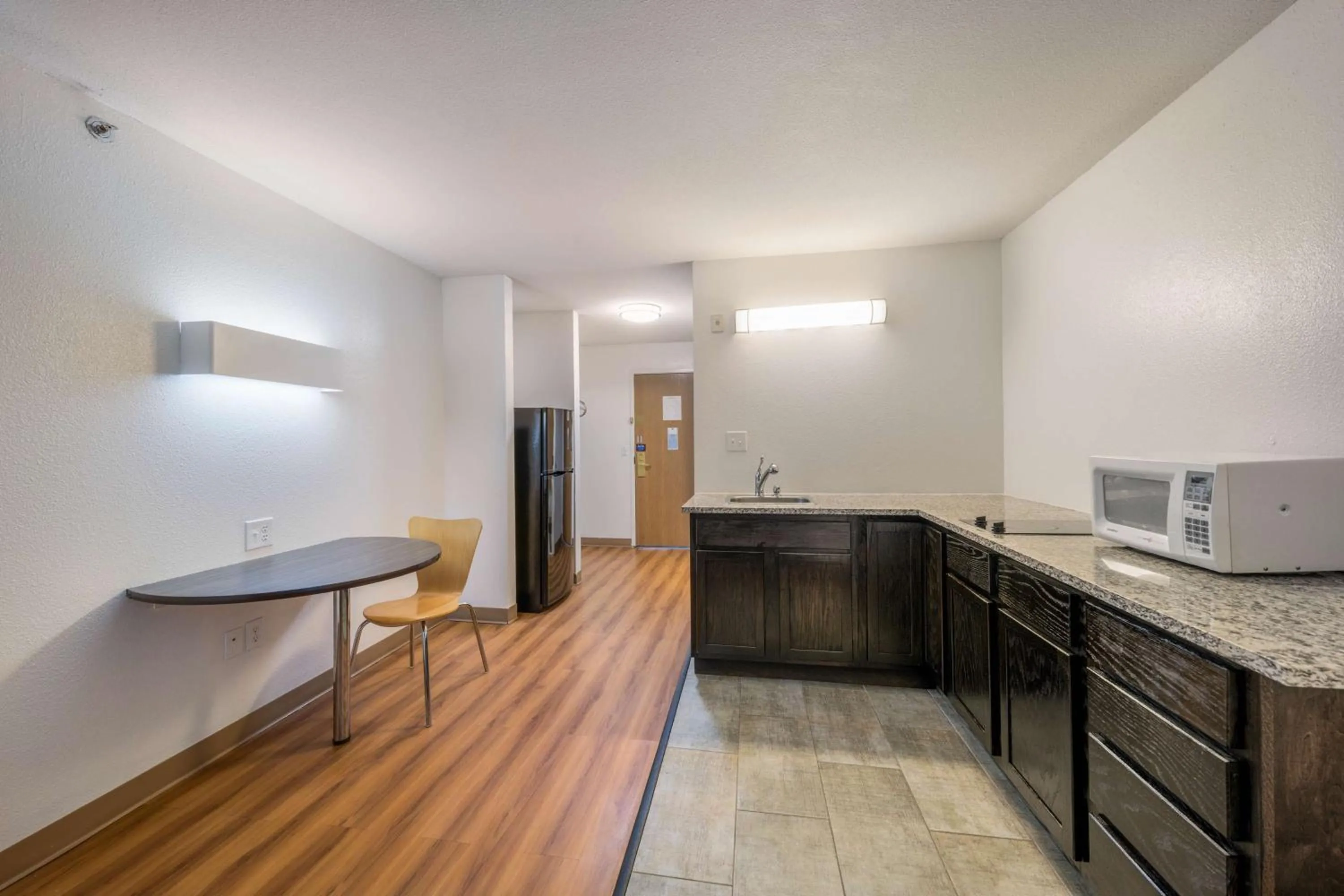 Photo of the whole room in Motel 6-Decatur, TX