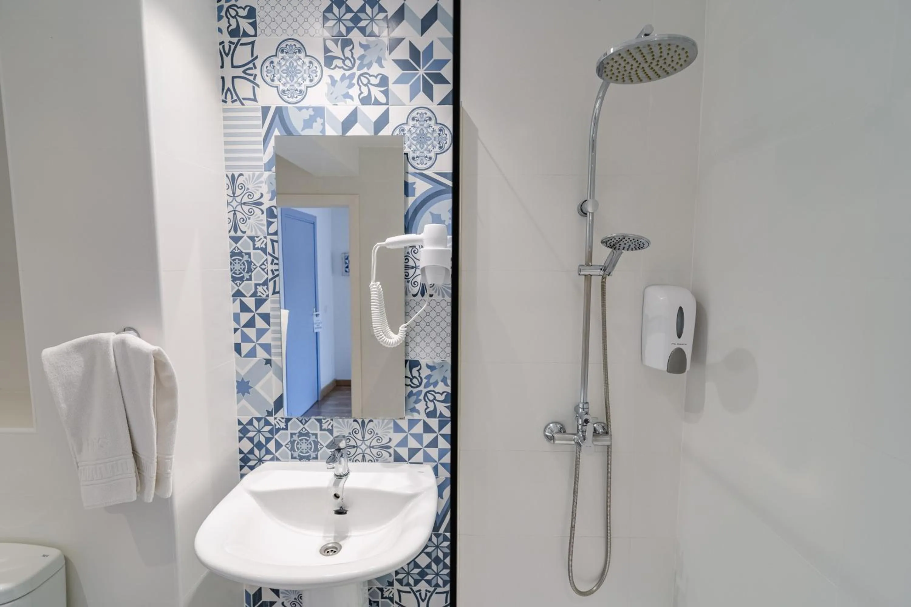 Shower in Hostal HPC Porto Colom