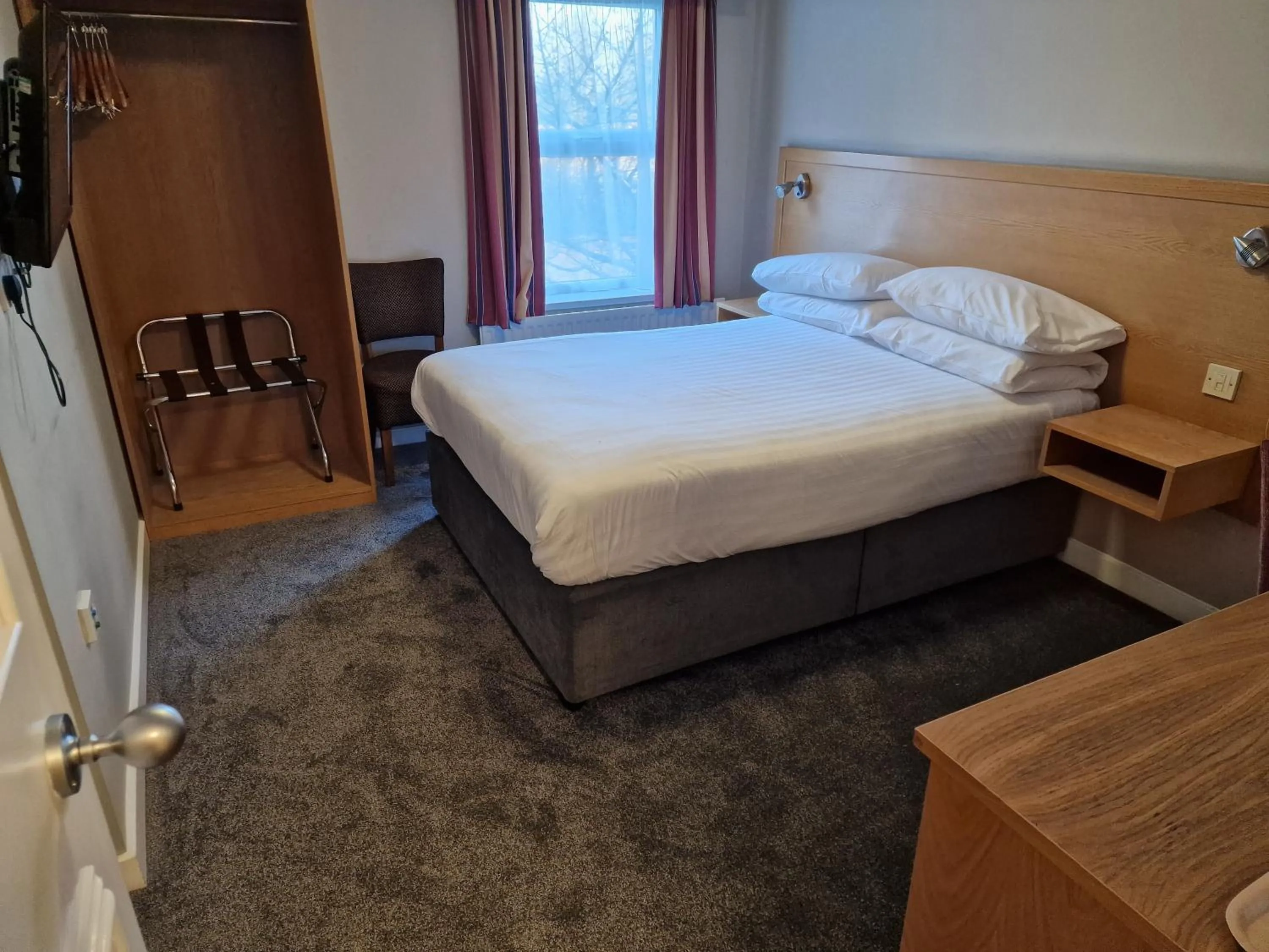 Bedroom, Bed in Burn Hall Hotel