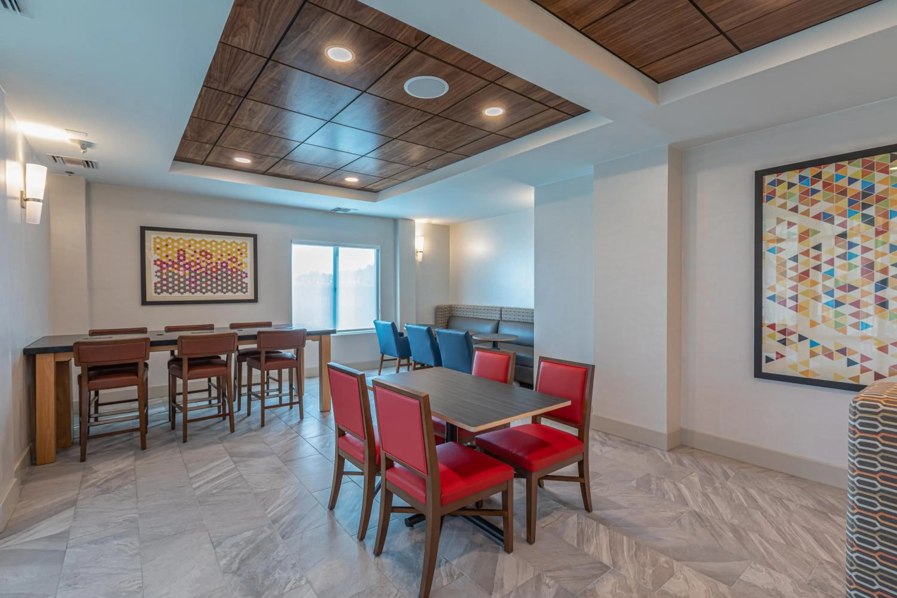 Breakfast in Holiday Inn Express & Suites Asheville Downtown by IHG