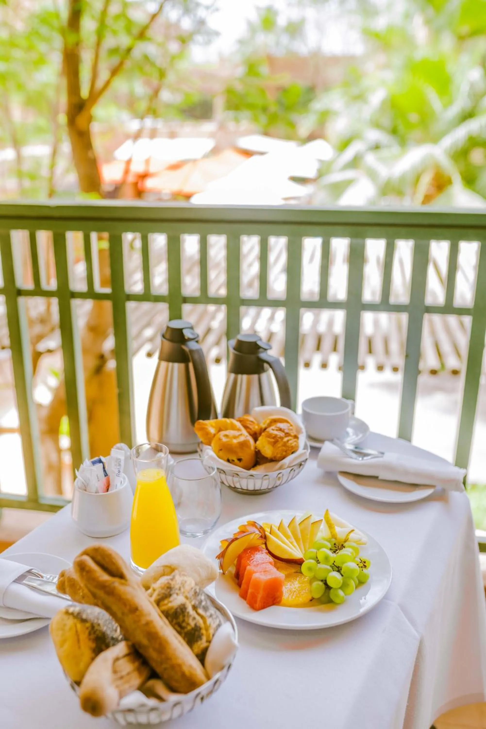 Food and drinks in Pickalbatros Hôtel Du Golf - Adults Friendly 16 Years Plus- All-Inclusive