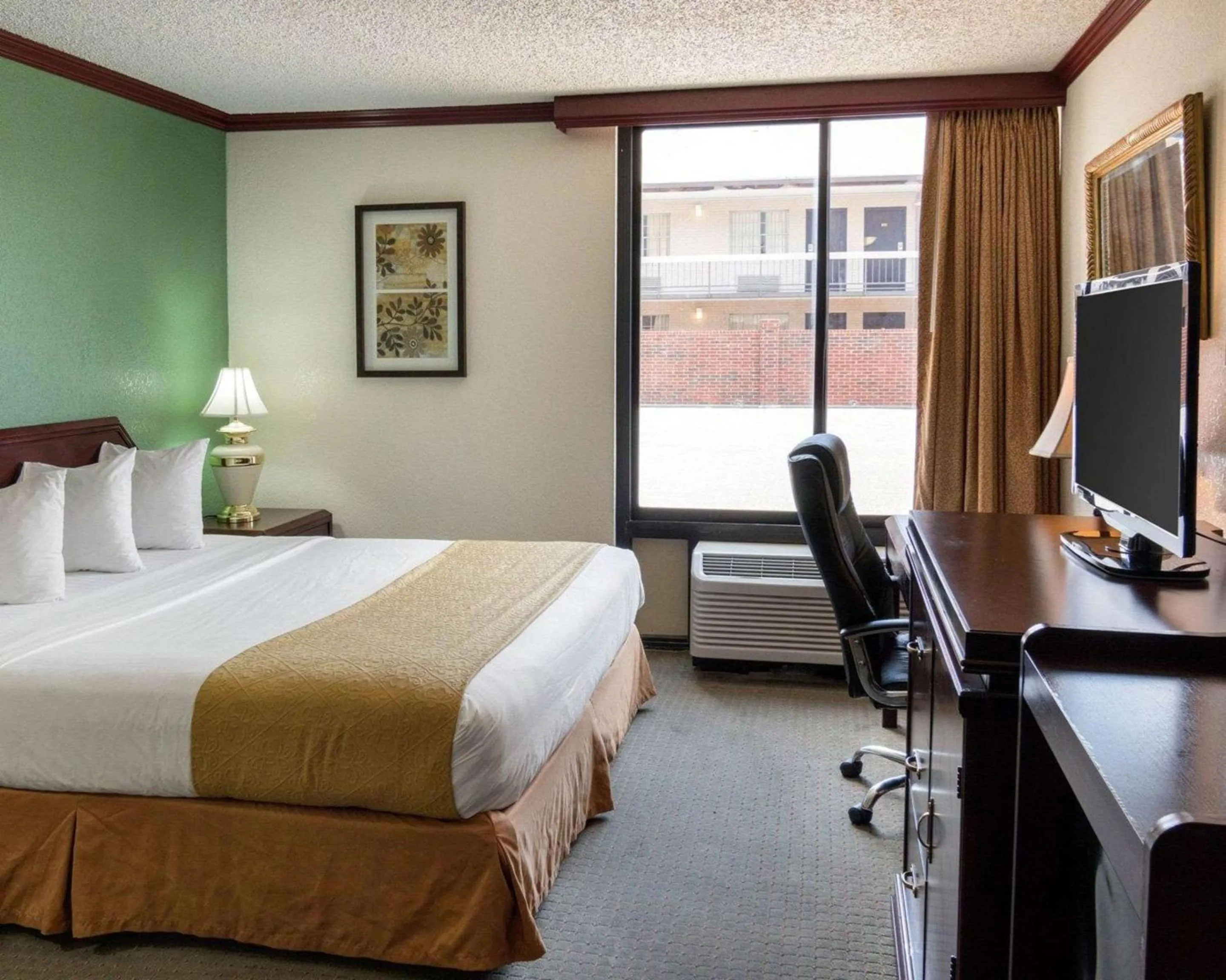Photo of the whole room, Bed in Quality Inn Shreveport Airport