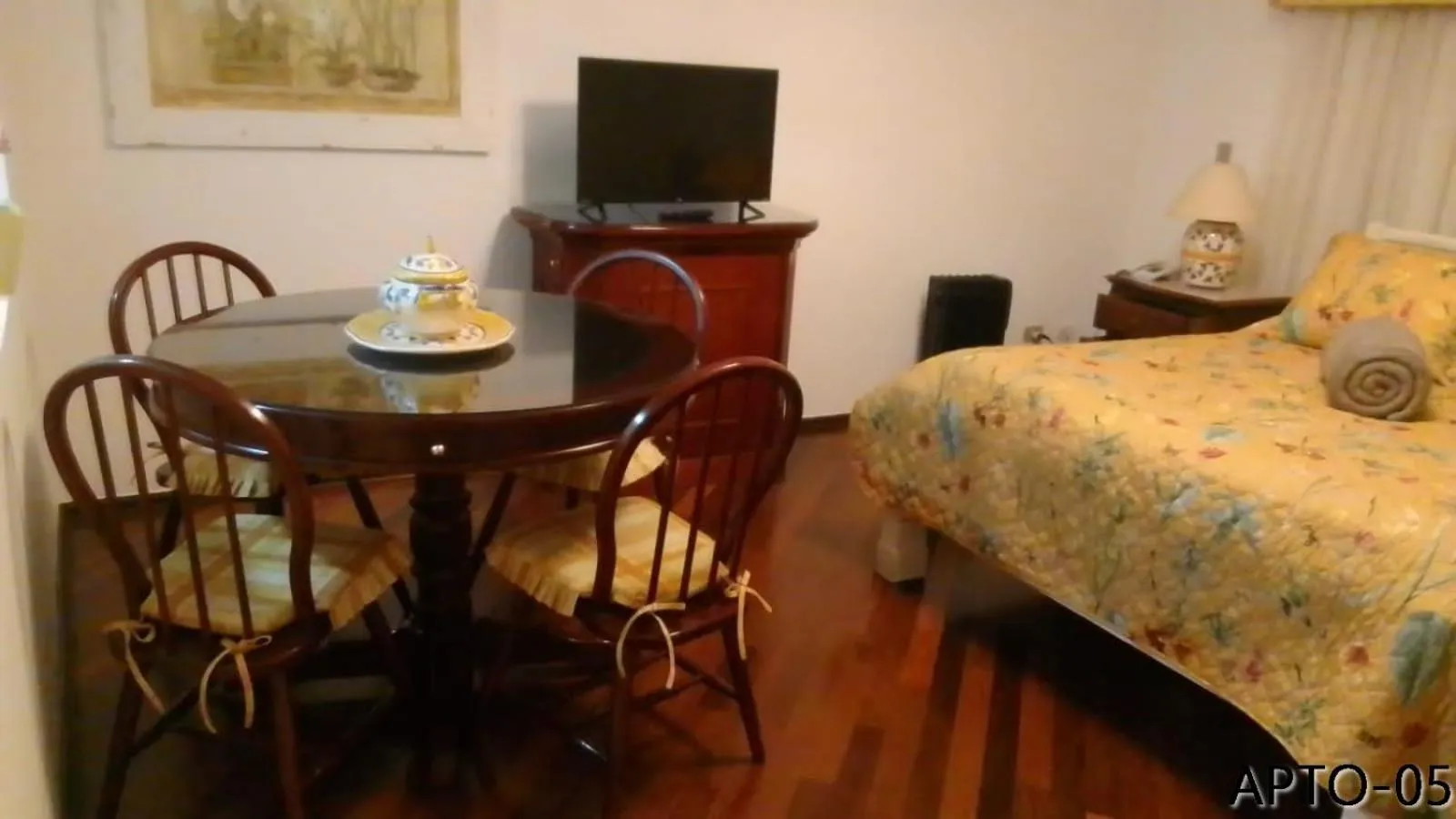 Bed in Center Suiço Flats