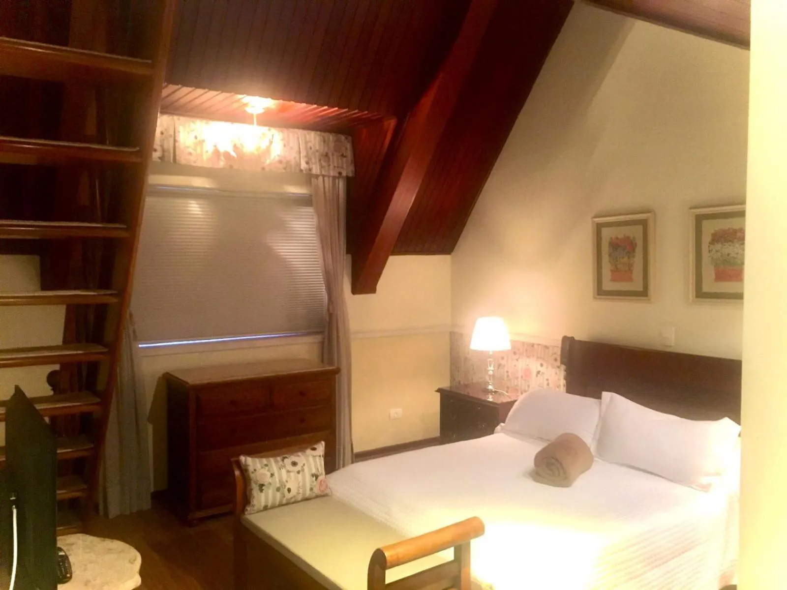 Bed in Center Suiço Flats