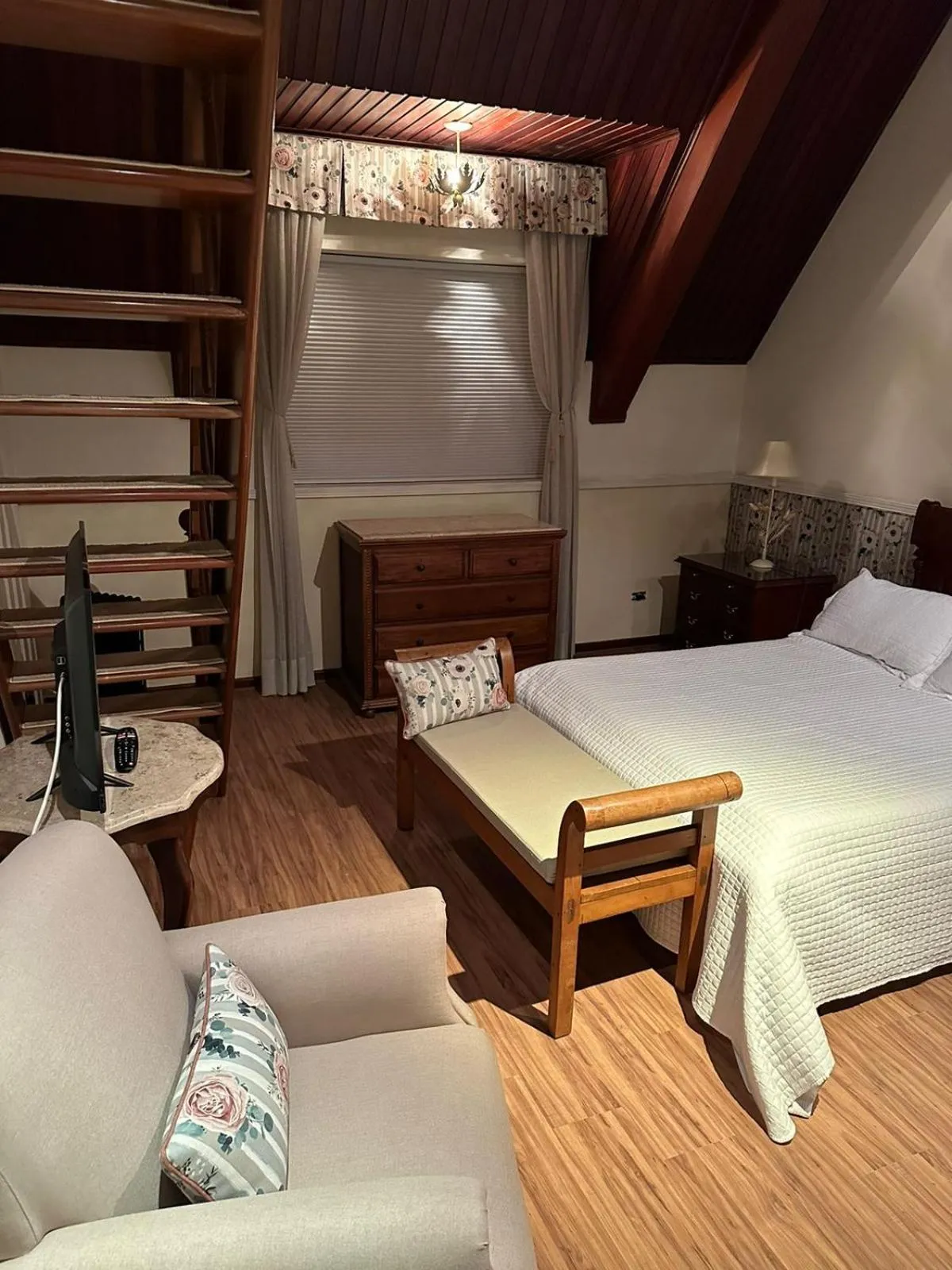 Bed in Center Suiço Flats