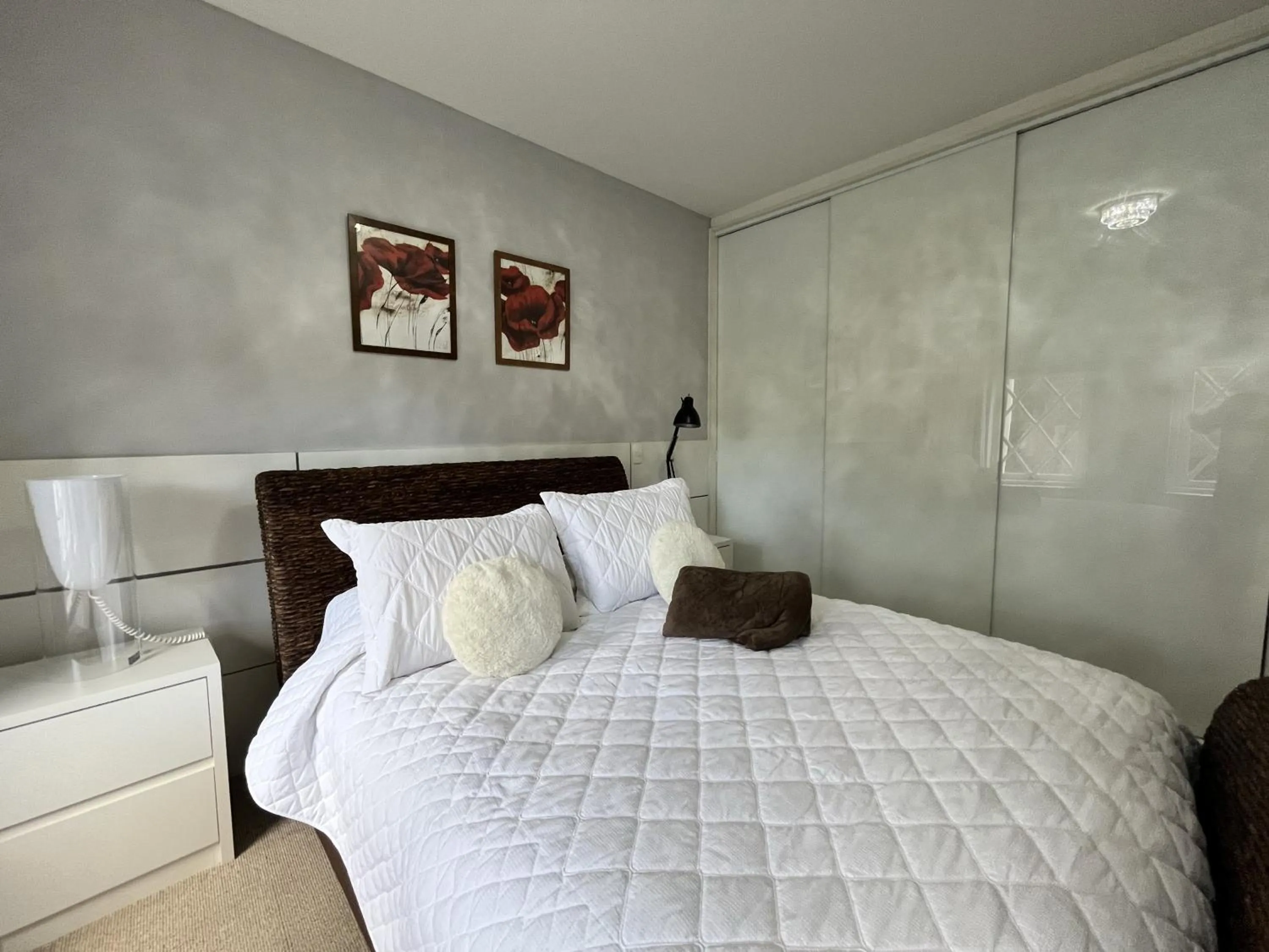 Bed in Center Suiço Flats