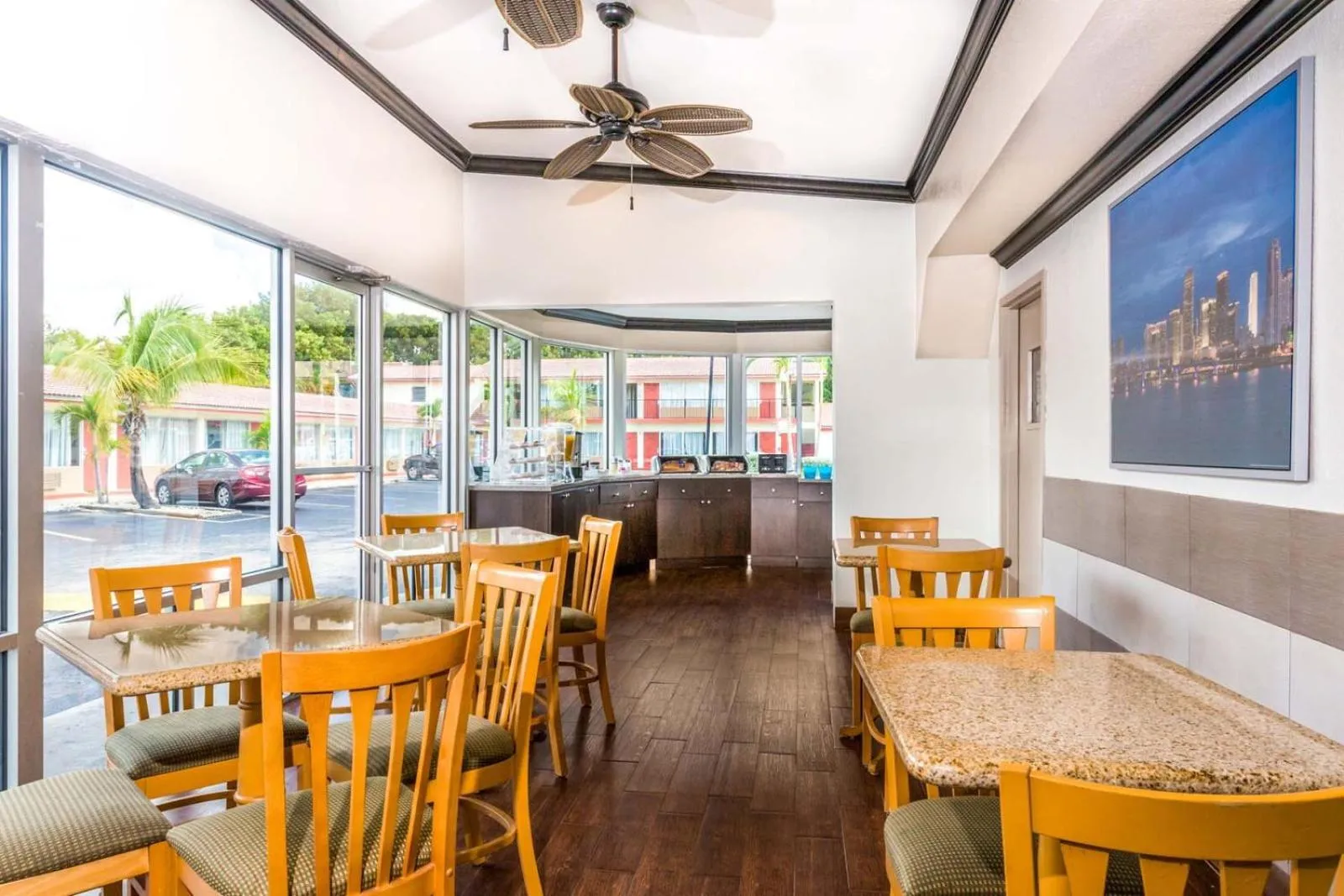 Restaurant/Places to Eat in Econo Lodge Inn & Suites