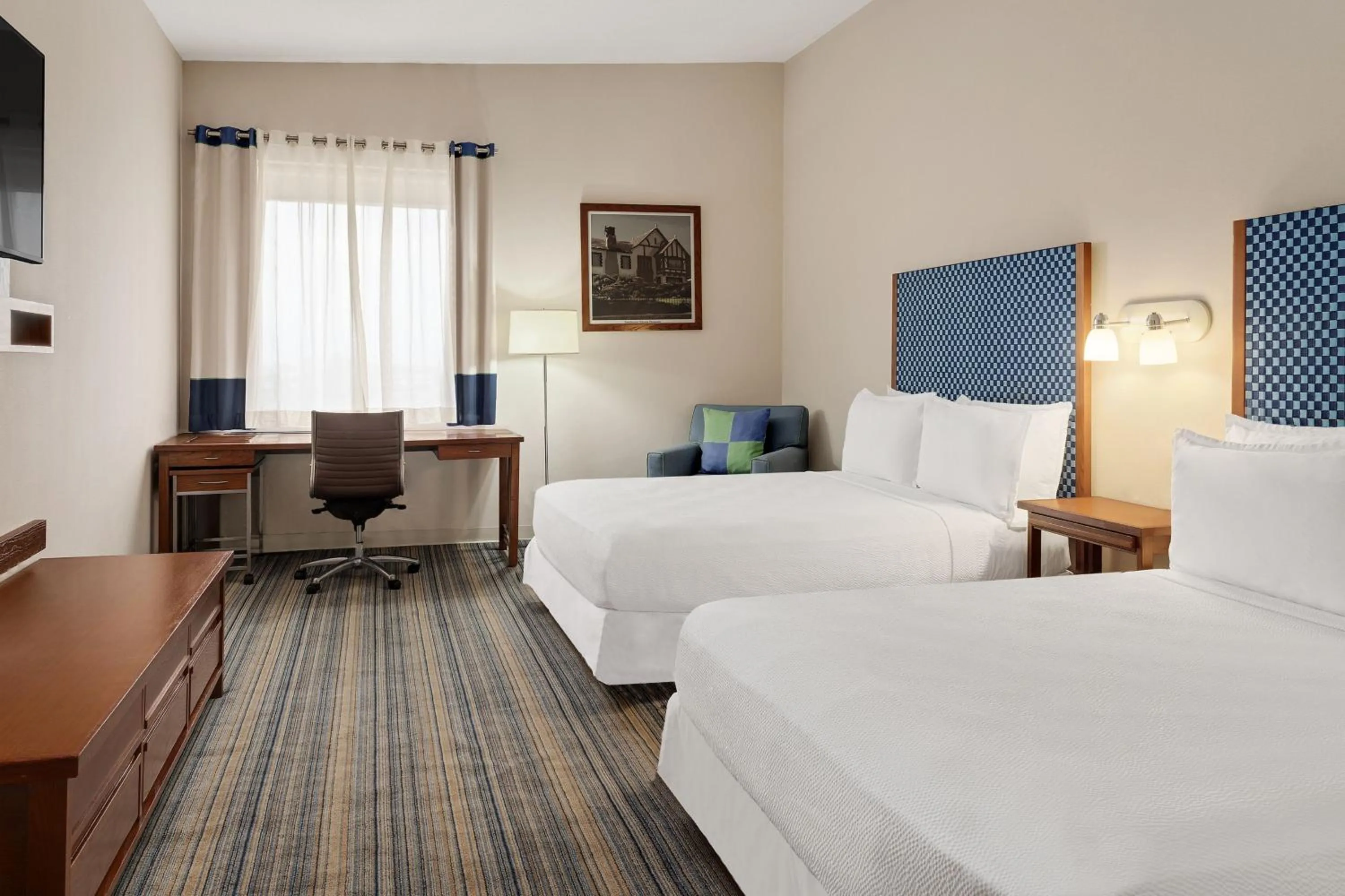 Photo of the whole room, Bed in Four Points by Sheraton Monterrey Linda Vista