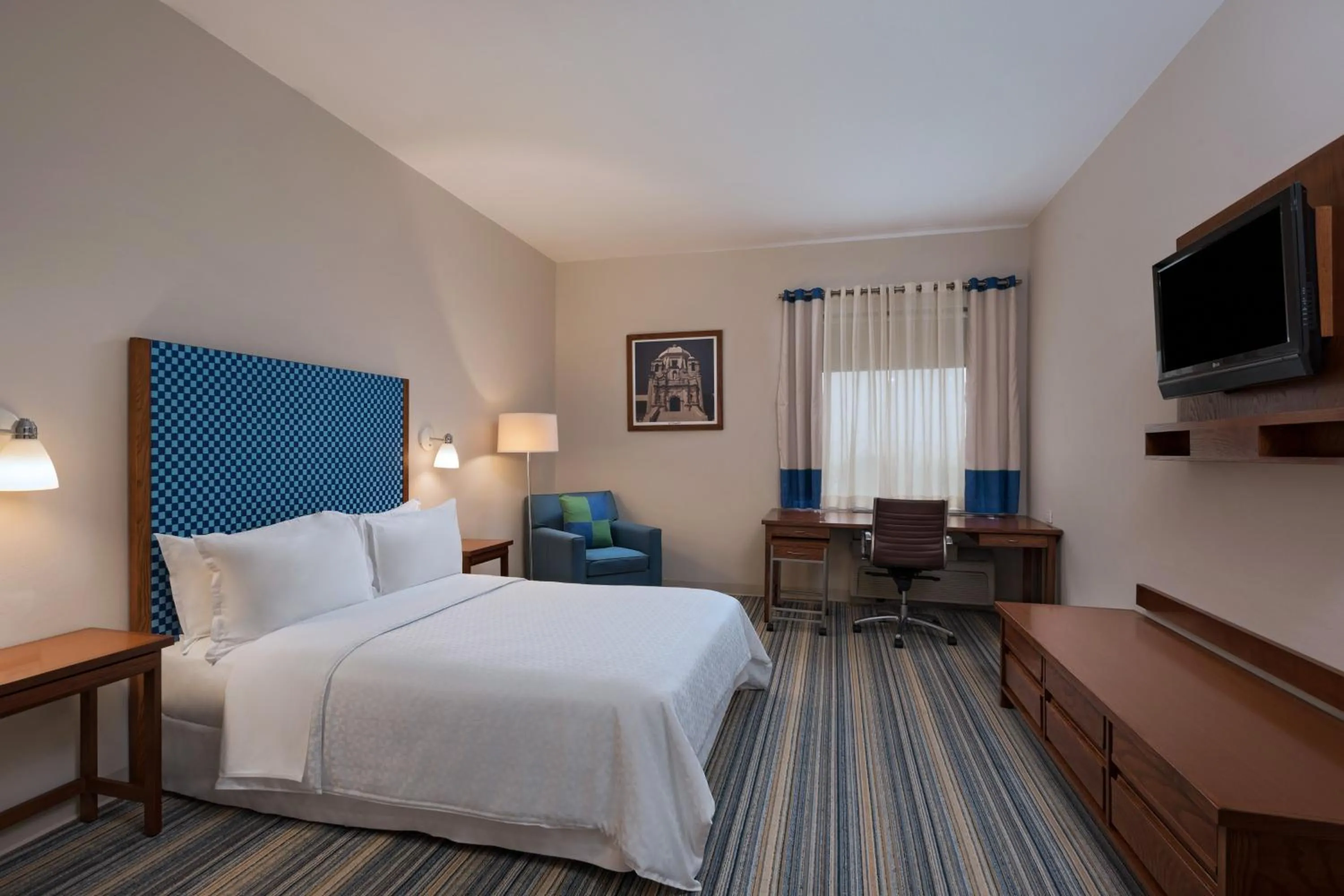 Photo of the whole room, Bed in Four Points by Sheraton Monterrey Linda Vista