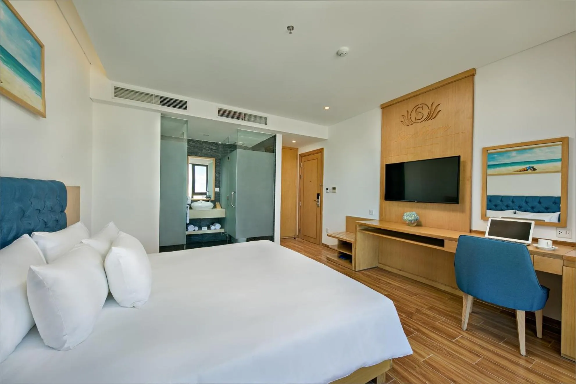 Communal lounge/ TV room, Bed in Seashore Hotel & Apartment