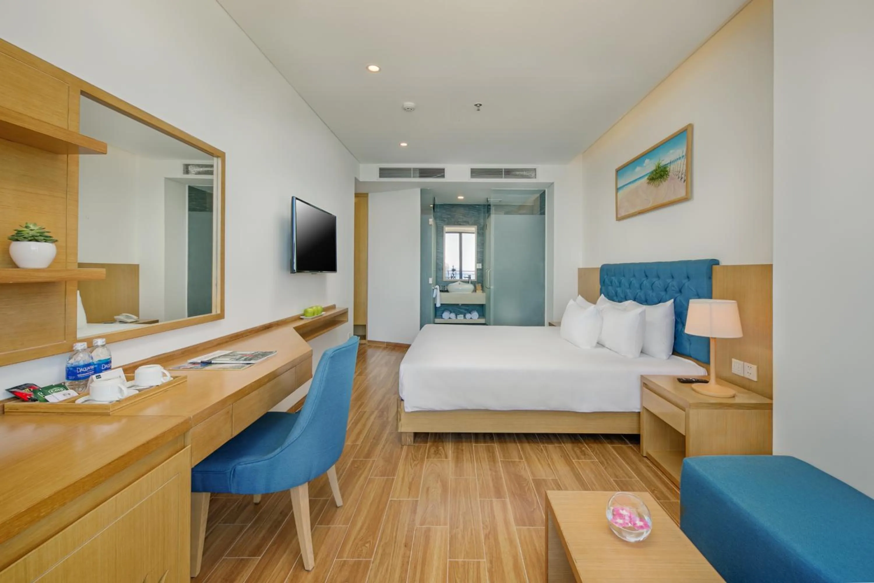 Balcony/Terrace, Bed in Seashore Hotel & Apartment