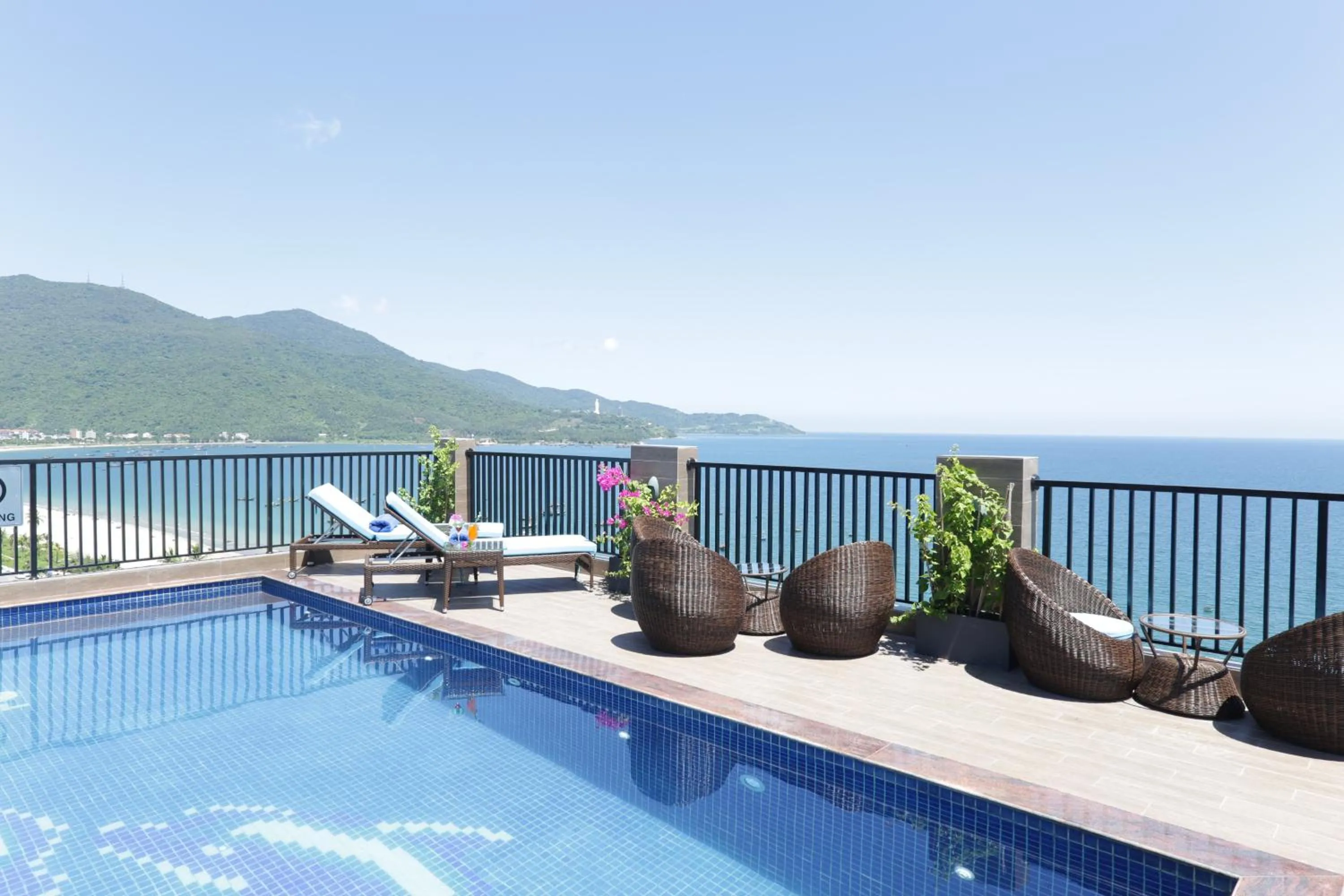 Restaurant/places to eat in Seashore Hotel & Apartment