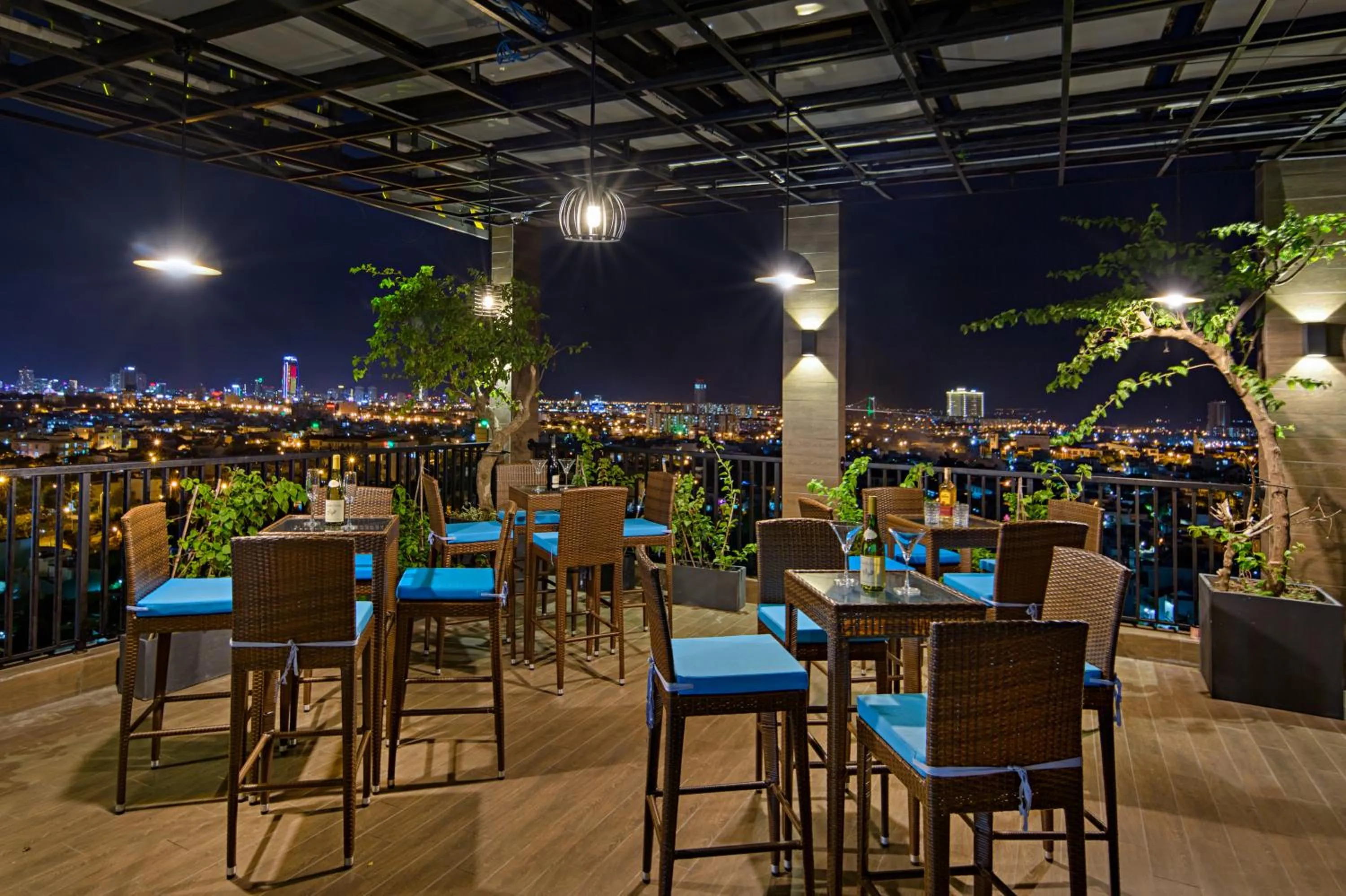 Restaurant/places to eat in Seashore Hotel & Apartment