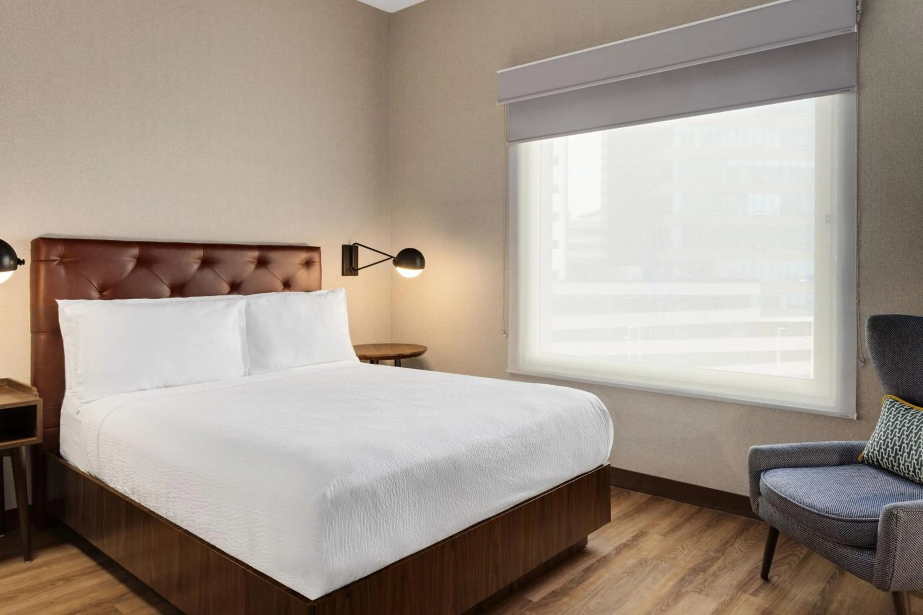 Photo of the whole room, Bed in Four Points by Sheraton Galerias Monterrey