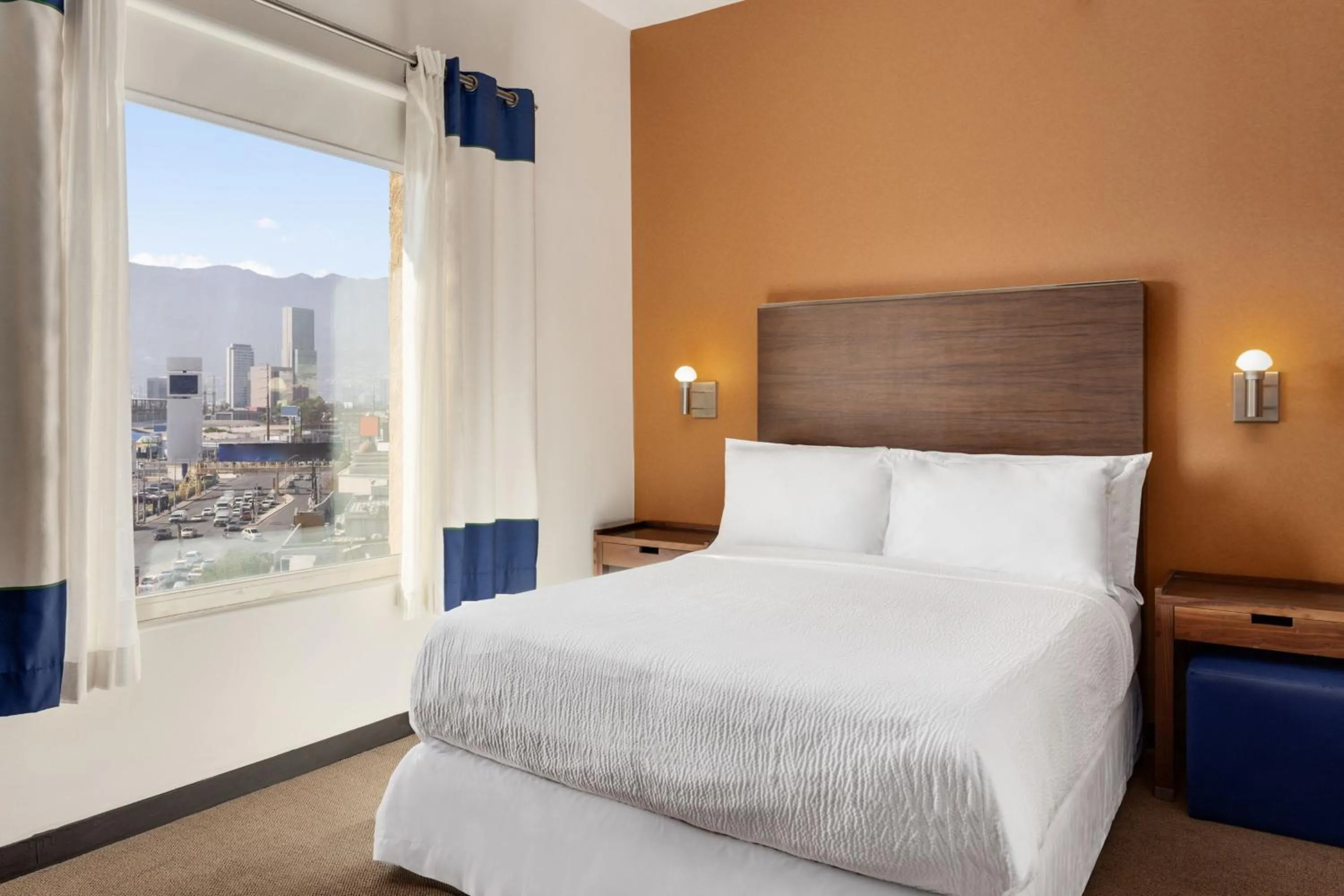 Photo of the whole room, Bed in Four Points by Sheraton Galerias Monterrey