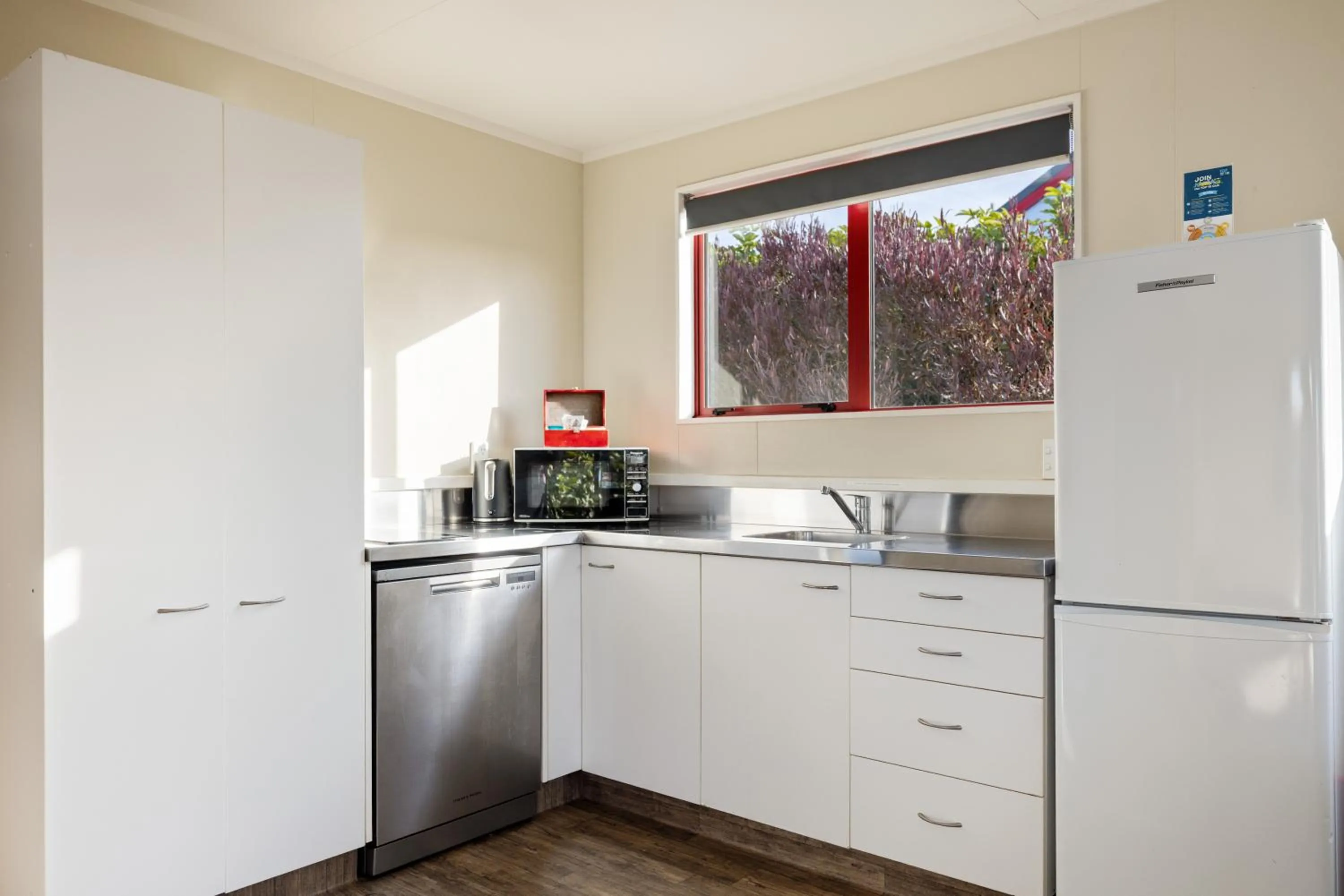 Kitchen or kitchenette in Kaikōura TOP 10 Holiday Park