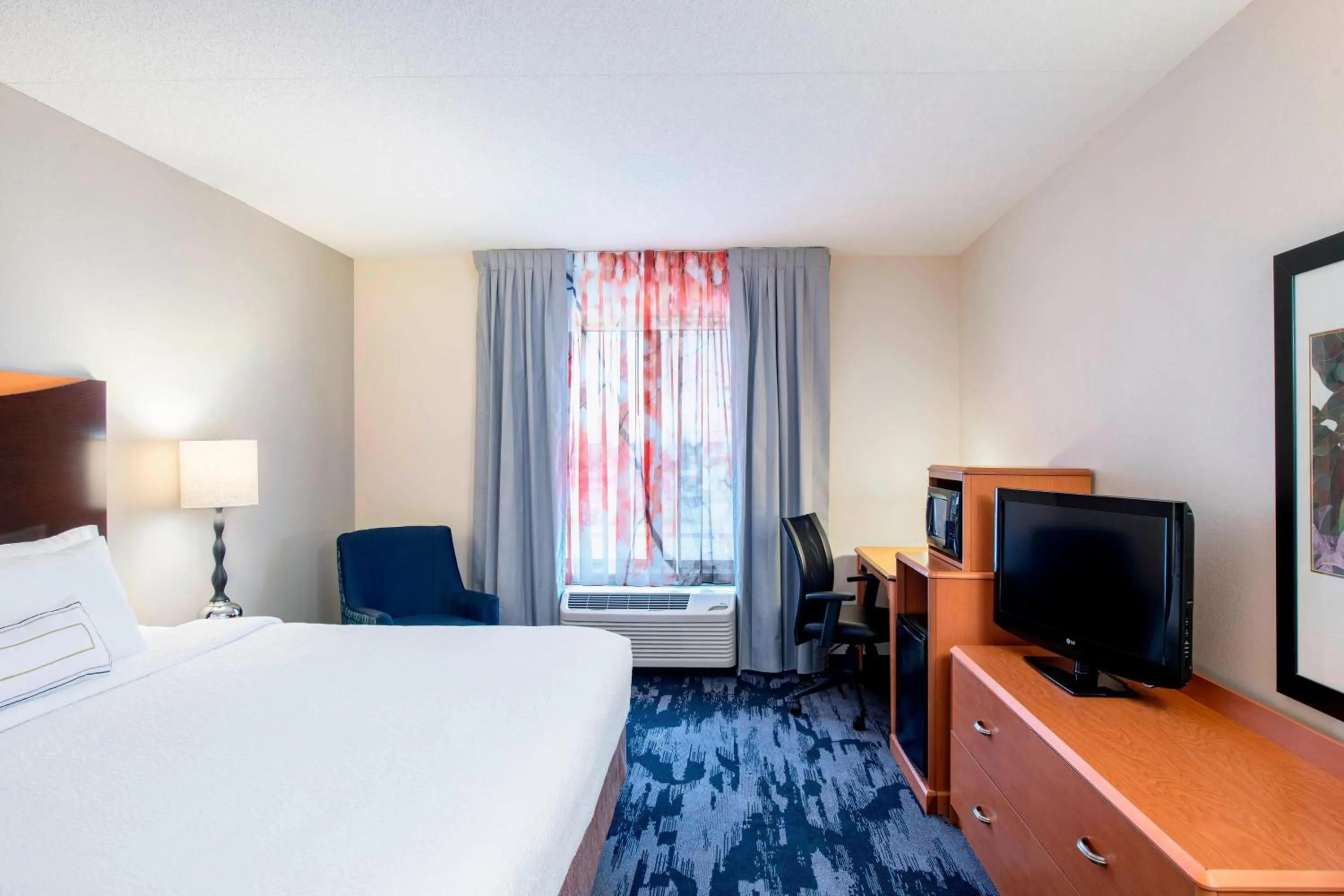 Photo of the whole room, Bed in Fairfield Inn & Suites by Marriott Winnipeg