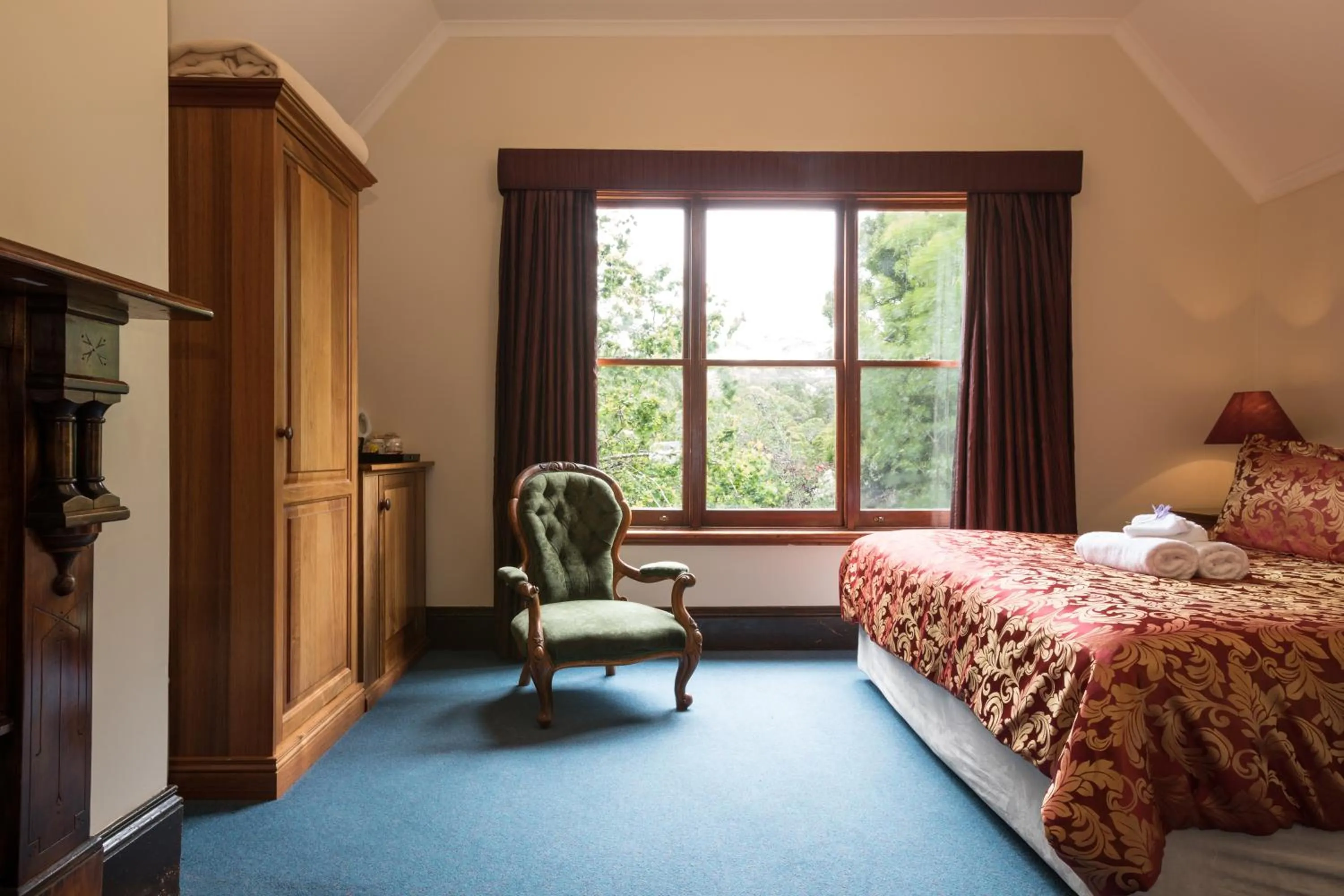 Bed in Franklin Manor