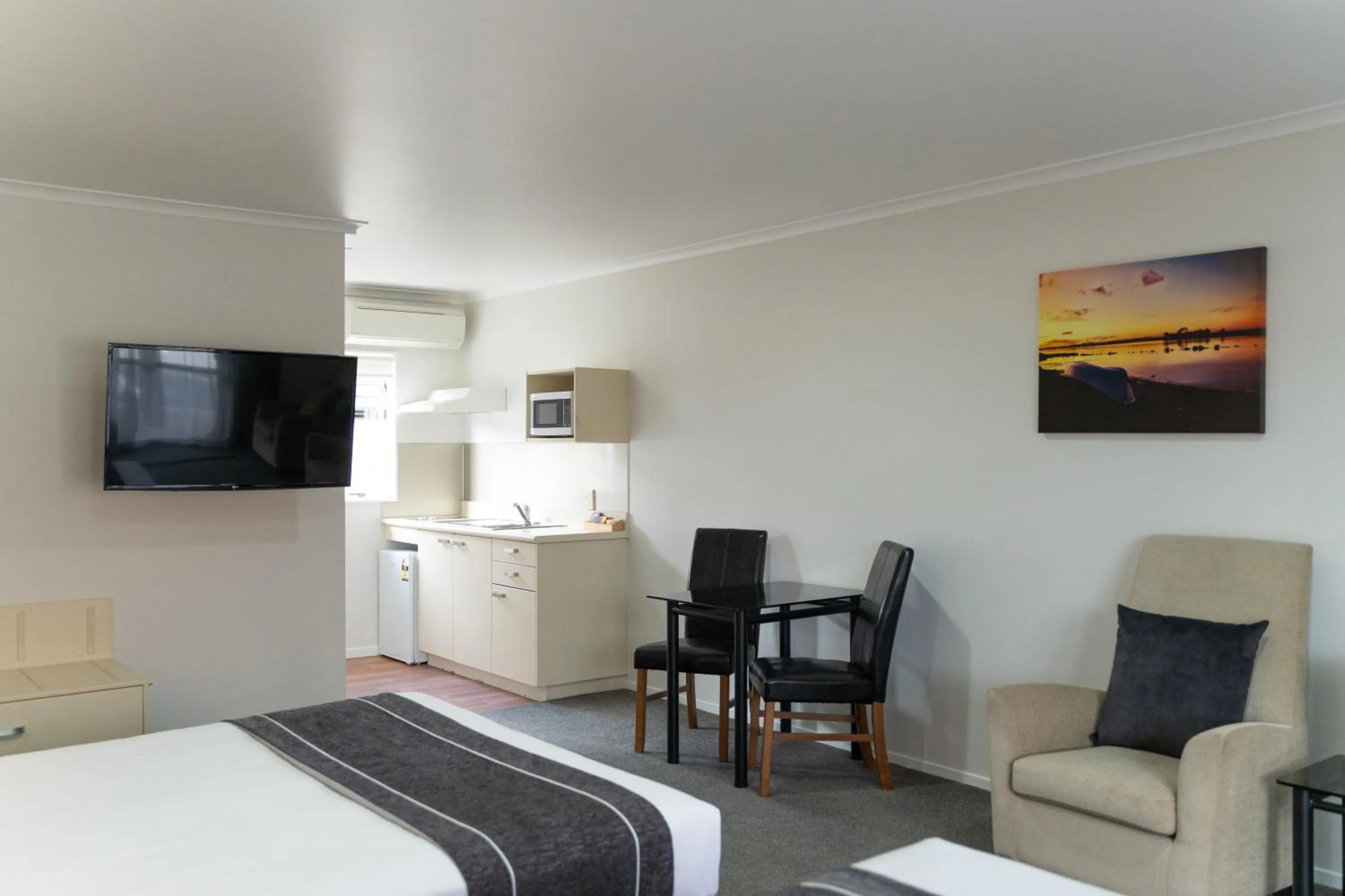 Bed in Pacific Coast Motor Lodge