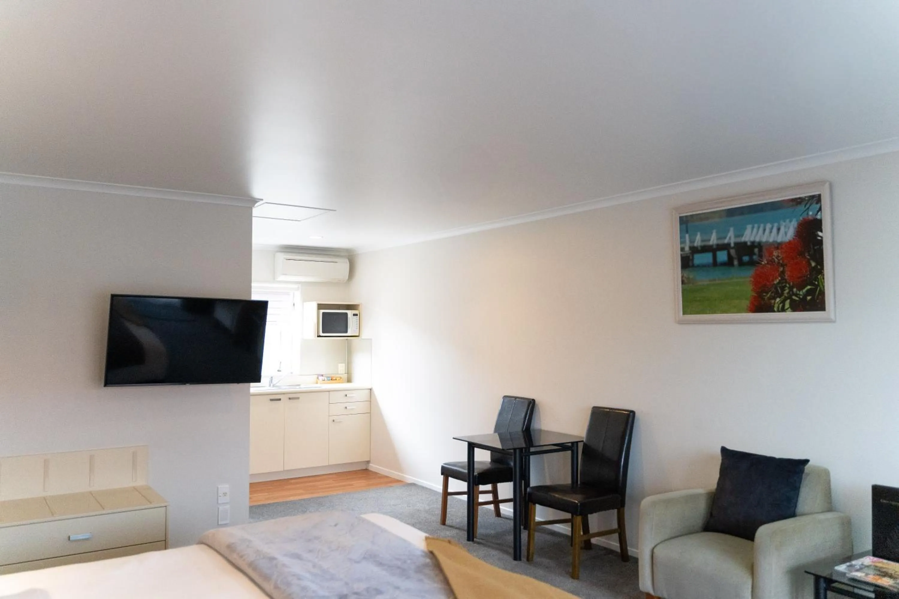 Bed in Pacific Coast Motor Lodge