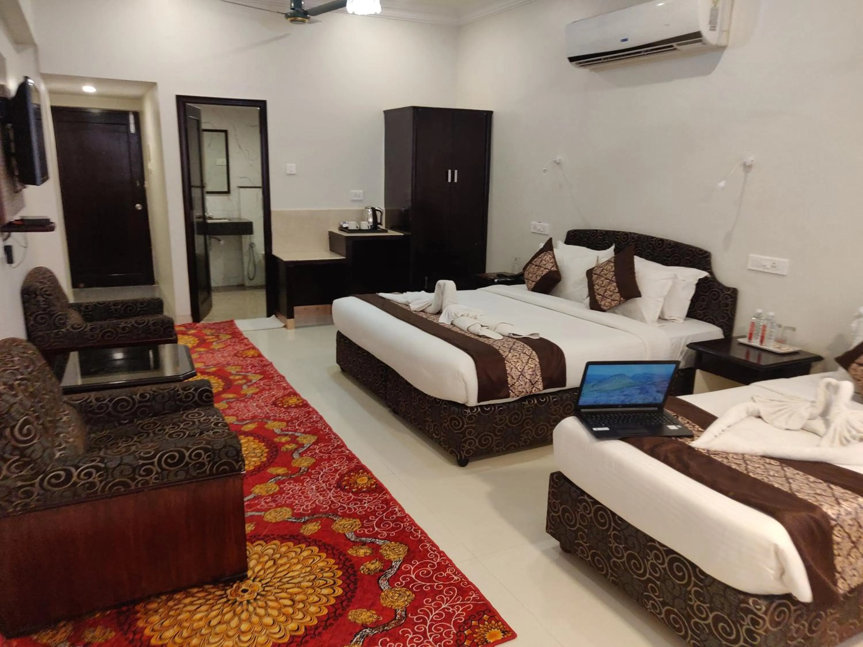 Photo of the whole room, Bed in Chandra Inn