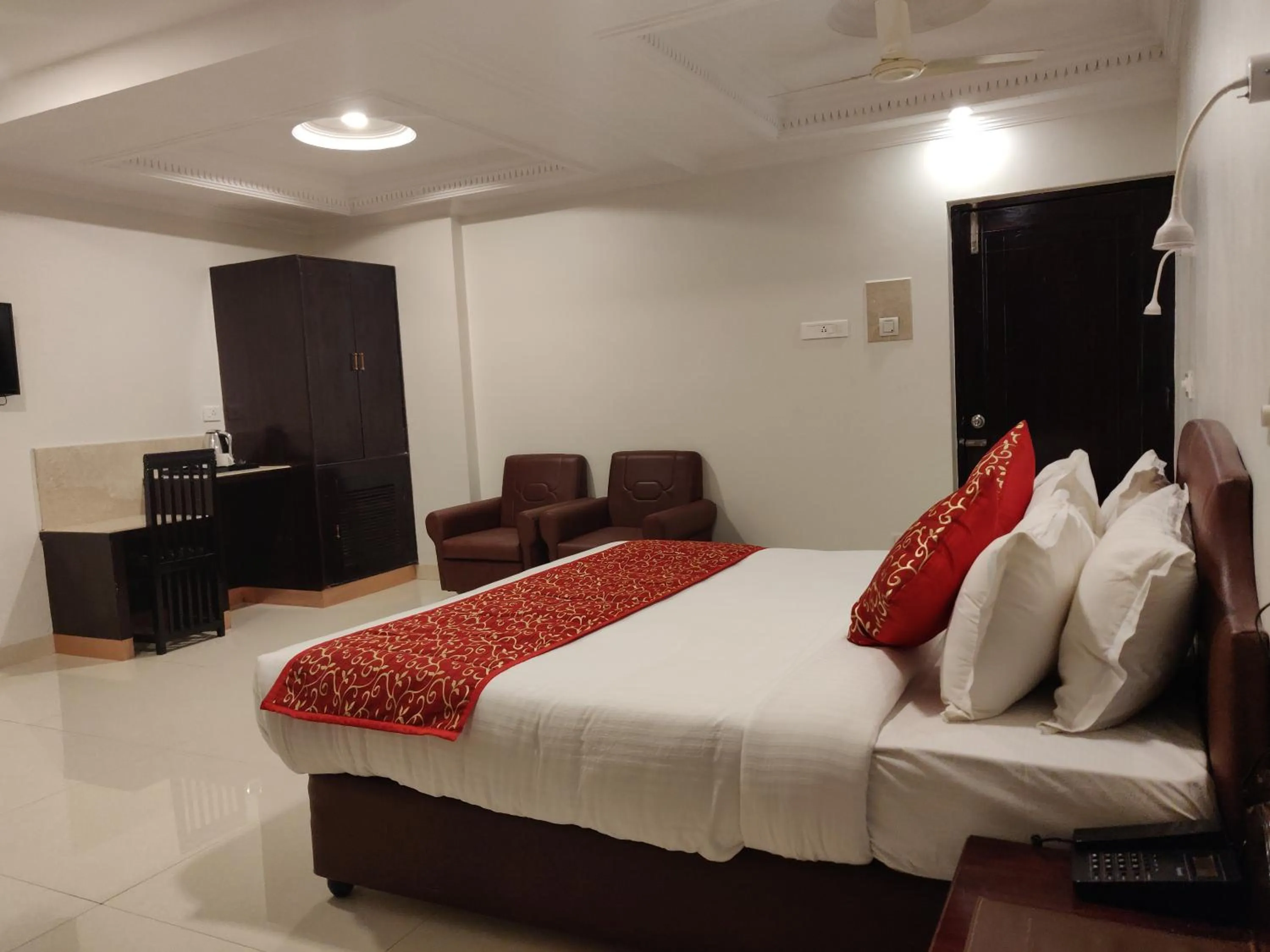 Photo of the whole room, Bed in Chandra Inn