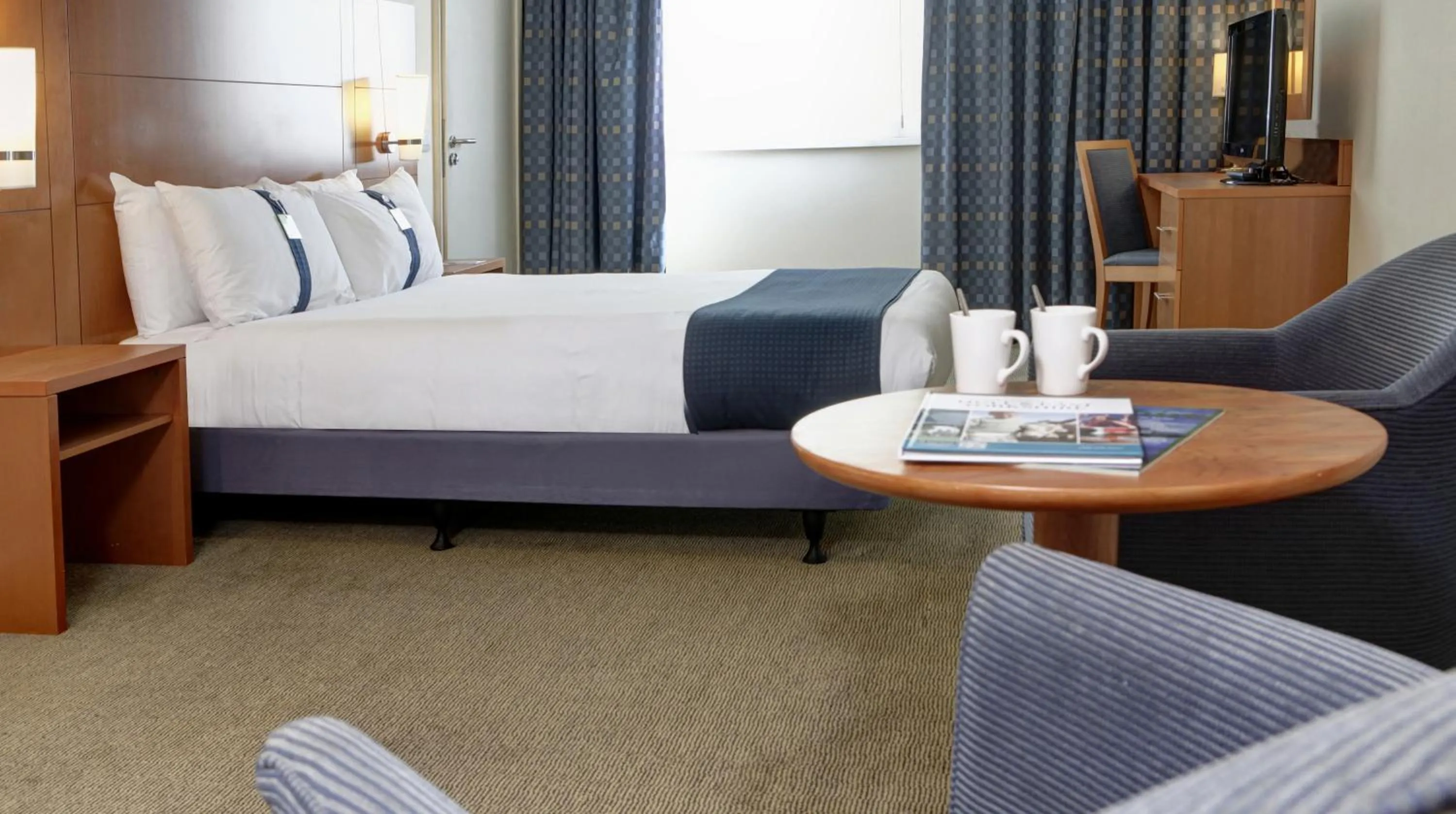 Seating area, Bed in Holiday Inn Hull Marina by IHG