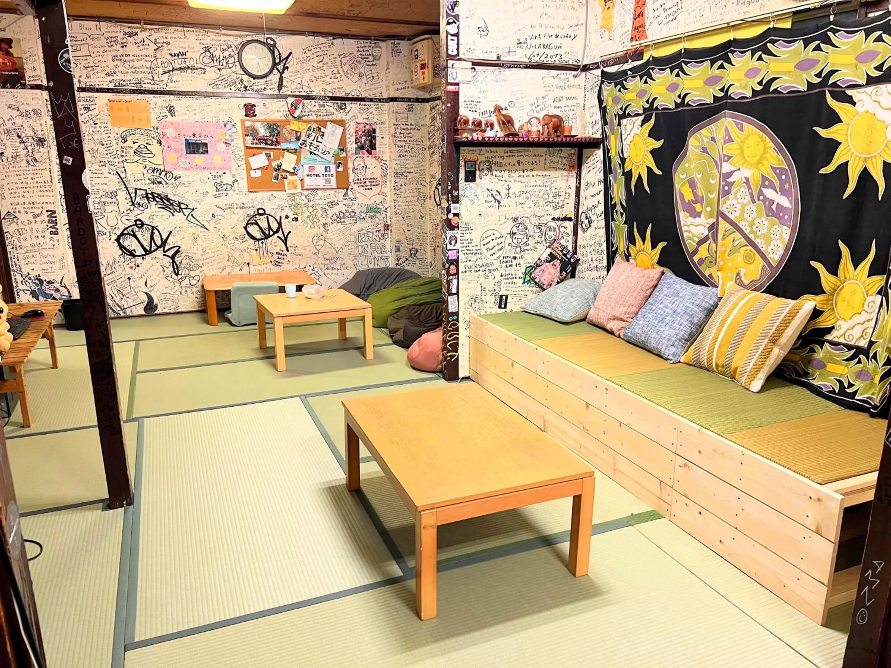 Communal lounge/ TV room in Backpackers Hotel Toyo