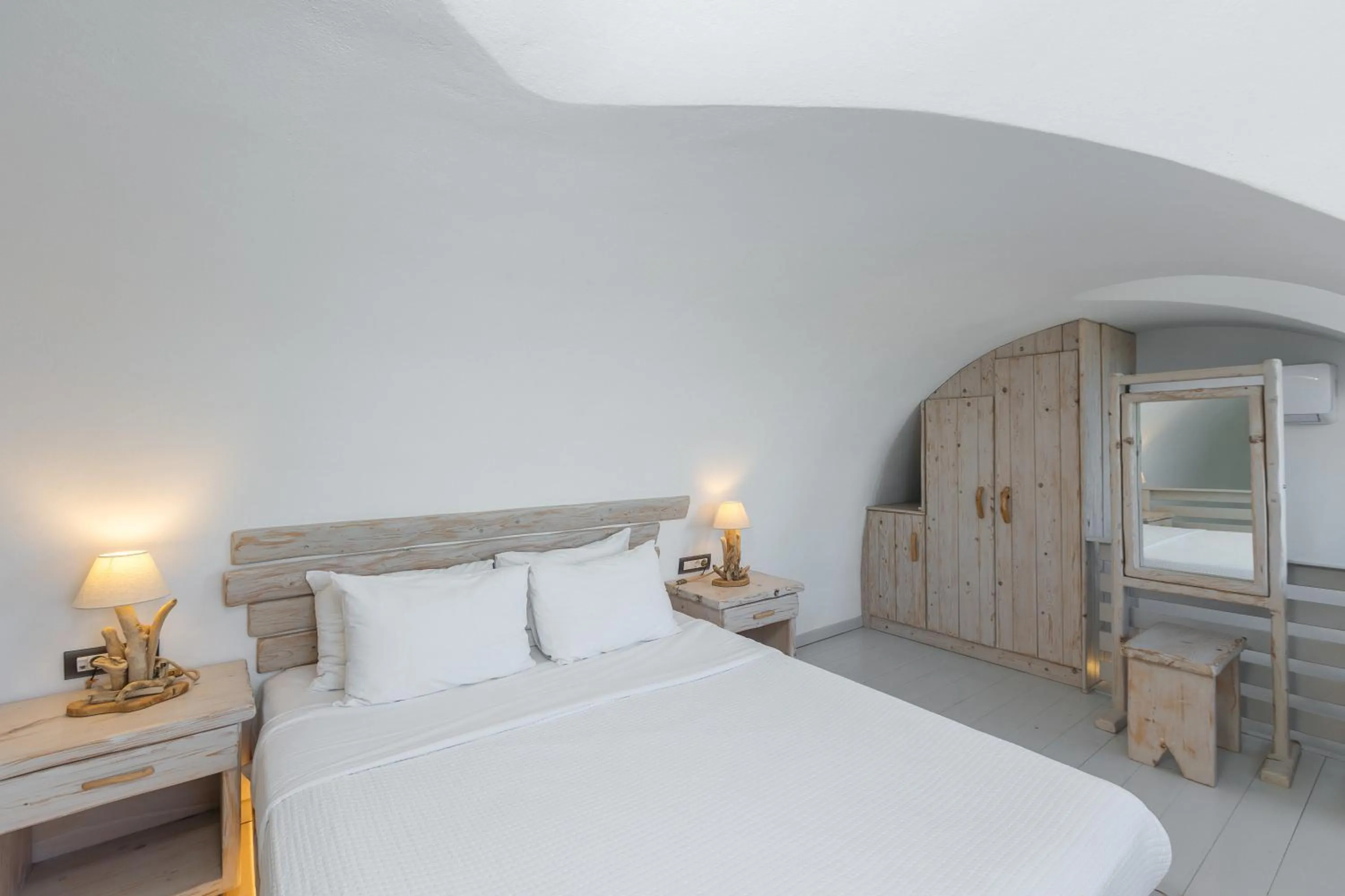 Bed in Theano Cave Suites & Villas