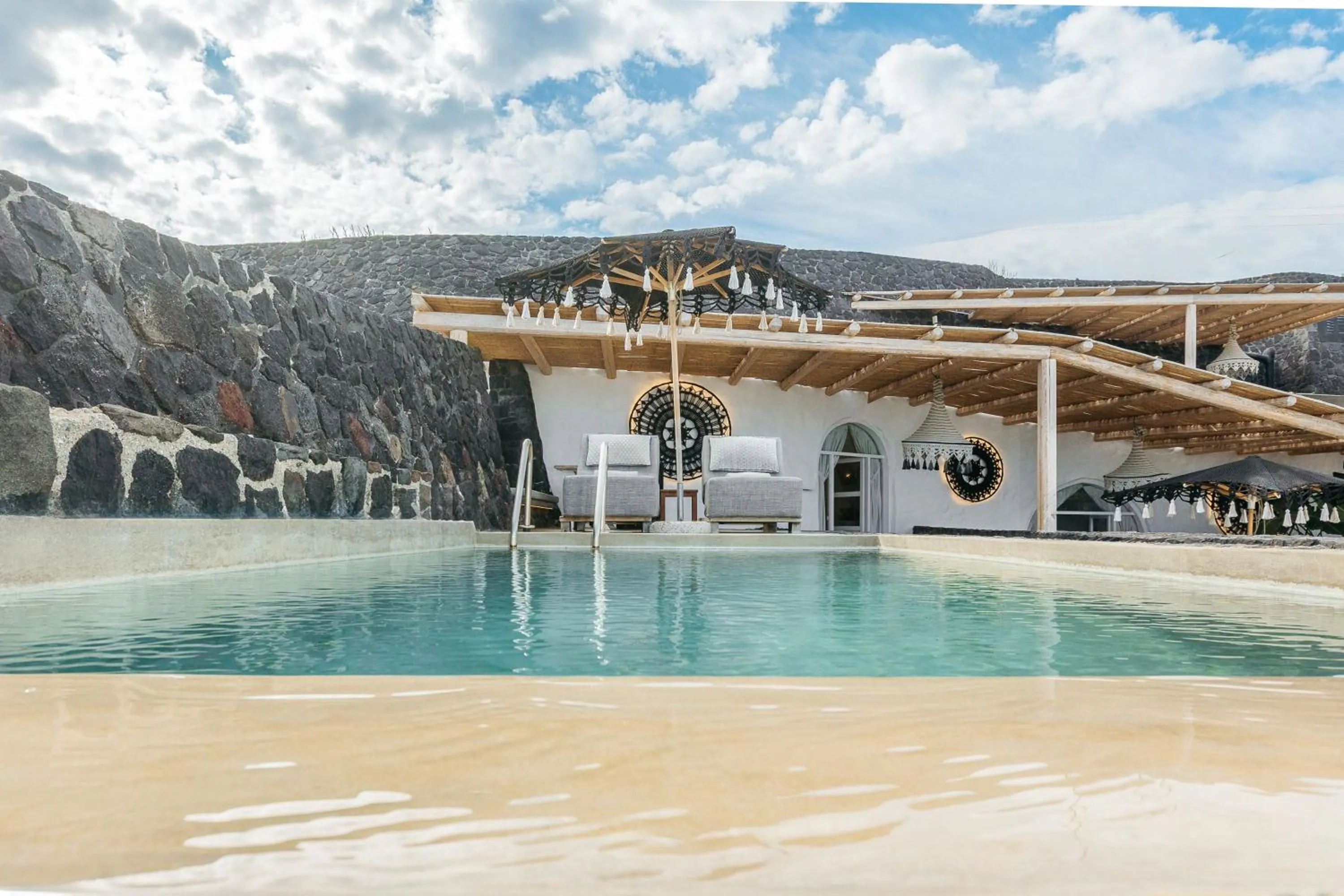 Theano Cave Suites & Villas