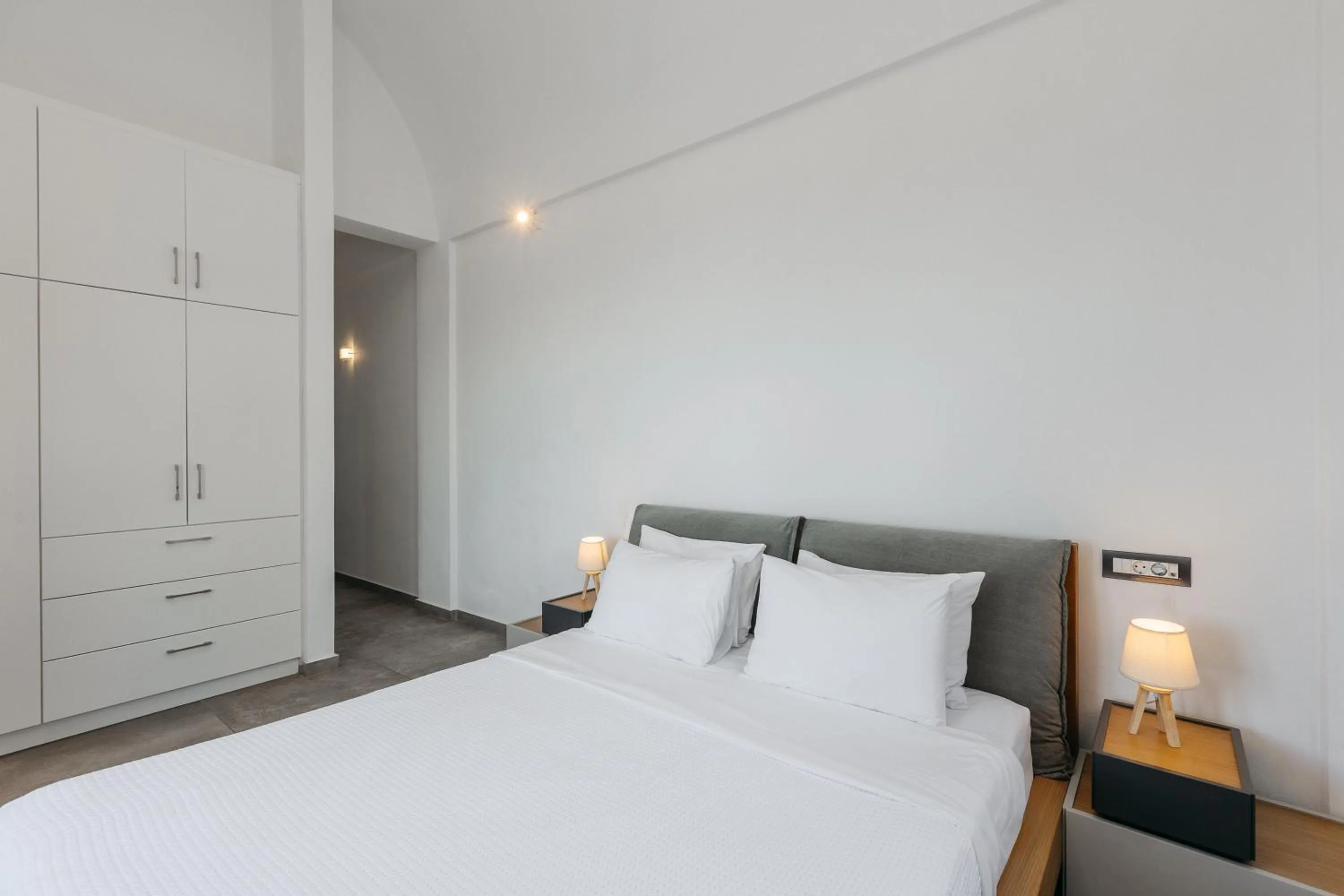 Bed in Theano Cave Suites & Villas