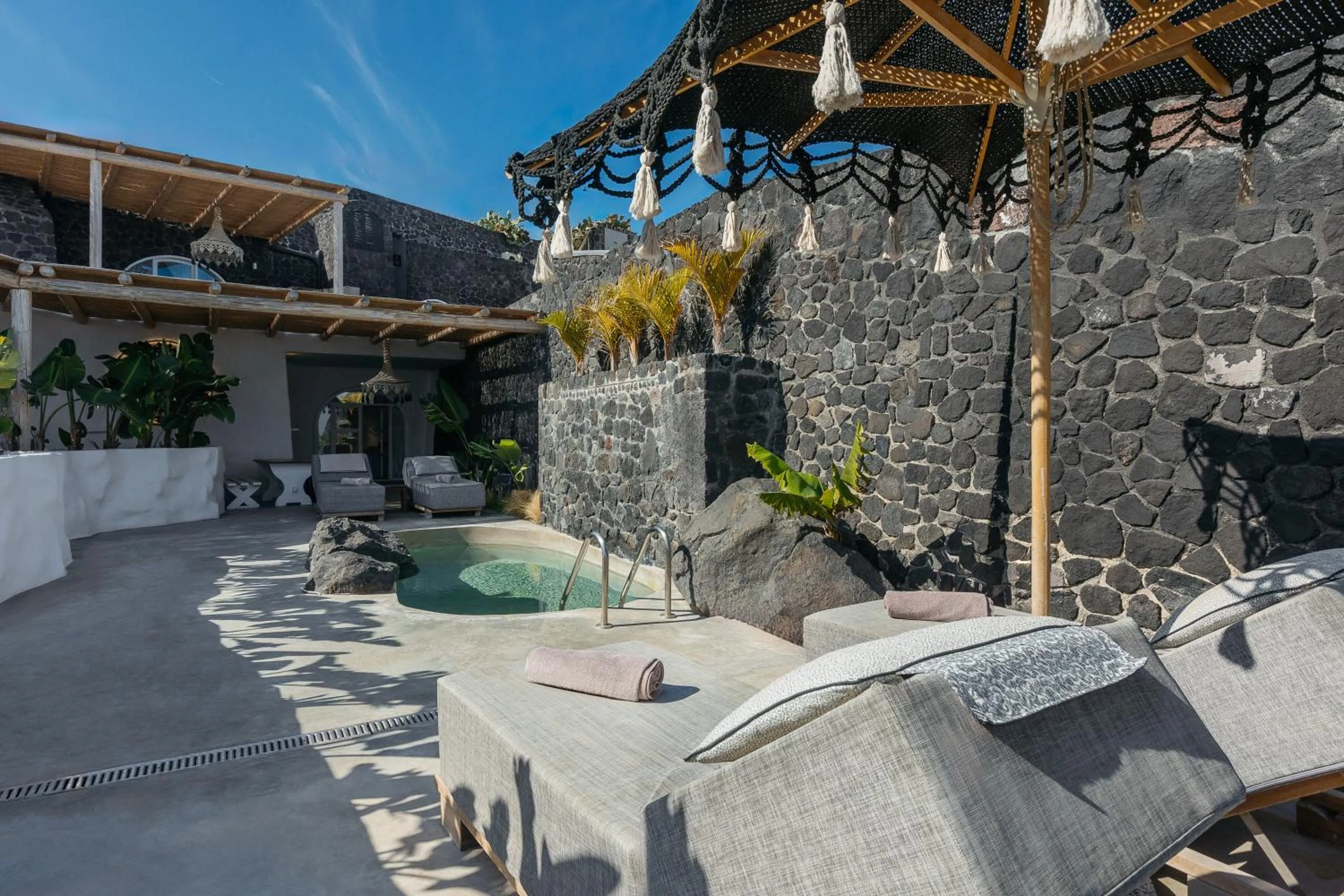 Theano Cave Suites & Villas